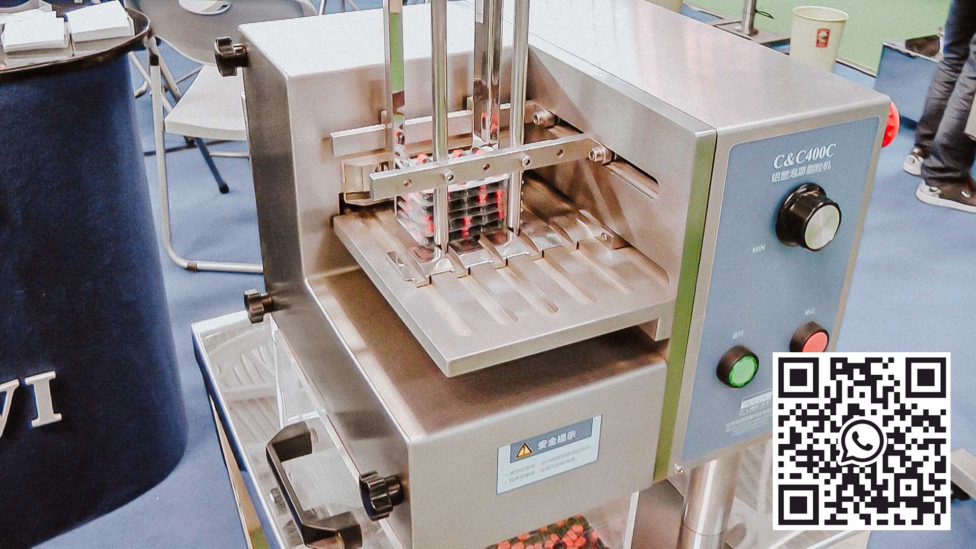 Outomatiese toerusting om gelatienkapsules uit die blister te verwyder en skoon te maak
