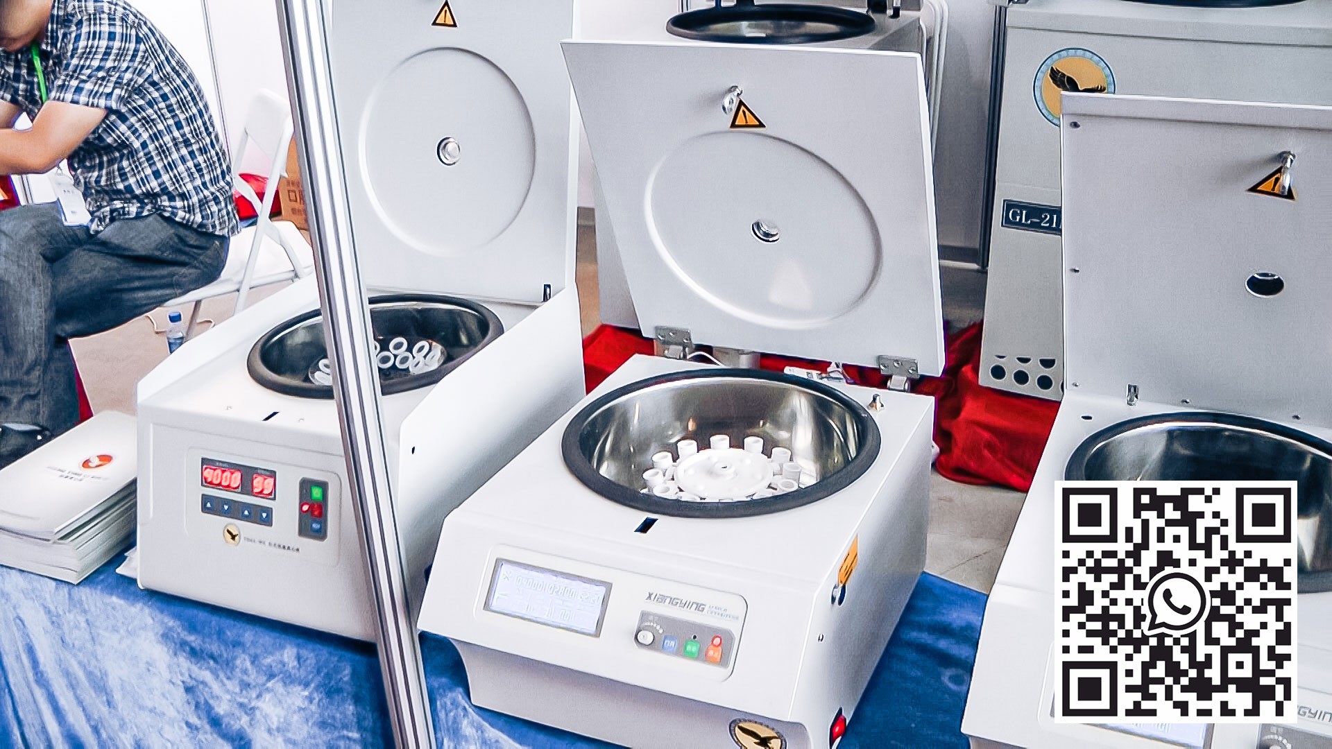معدات آلية لخلط العينات السائلة في جهاز طرد مركزي في الإنتاج الصيدلاني