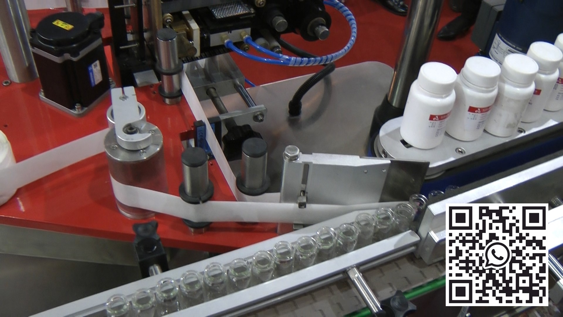 معدات وضع العلامات الأوتوماتيكية على قوارير البنسلين في الإنتاج الصيدلاني
