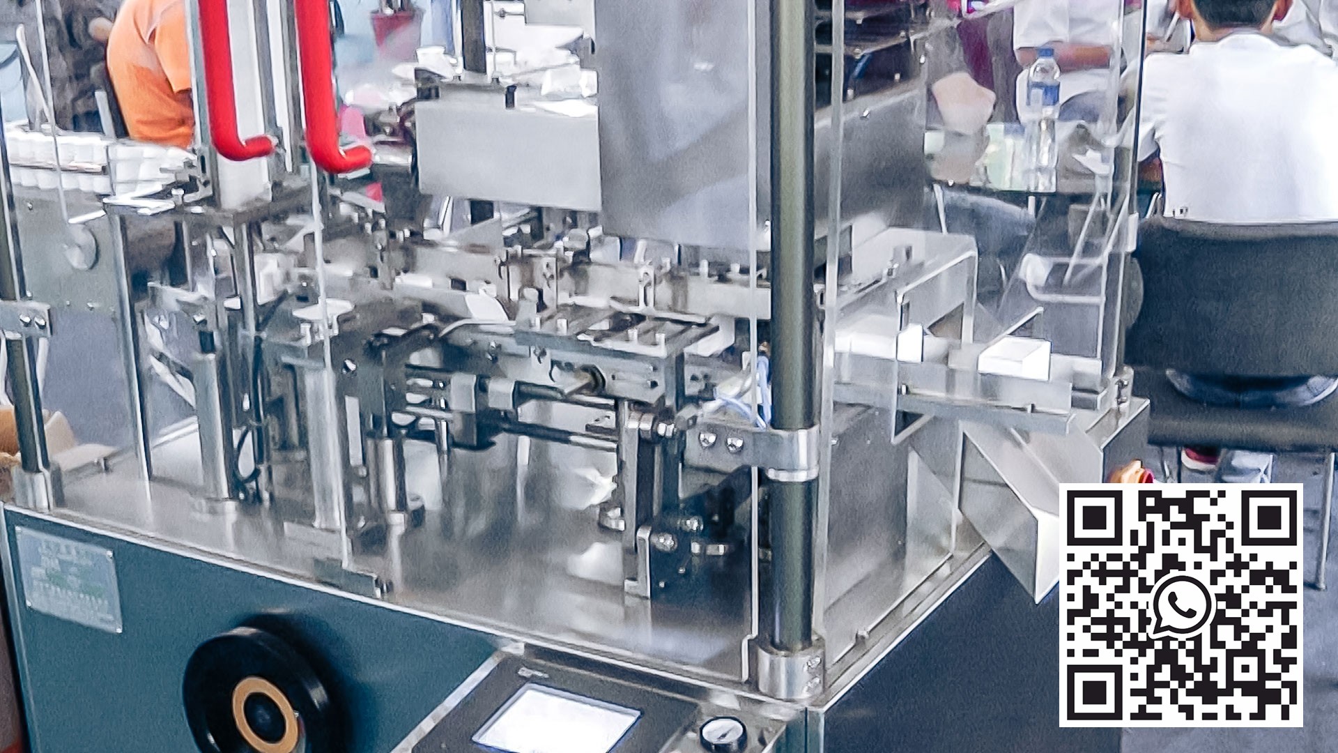 药品生产中带有药丸瓶的自动设备纸板机