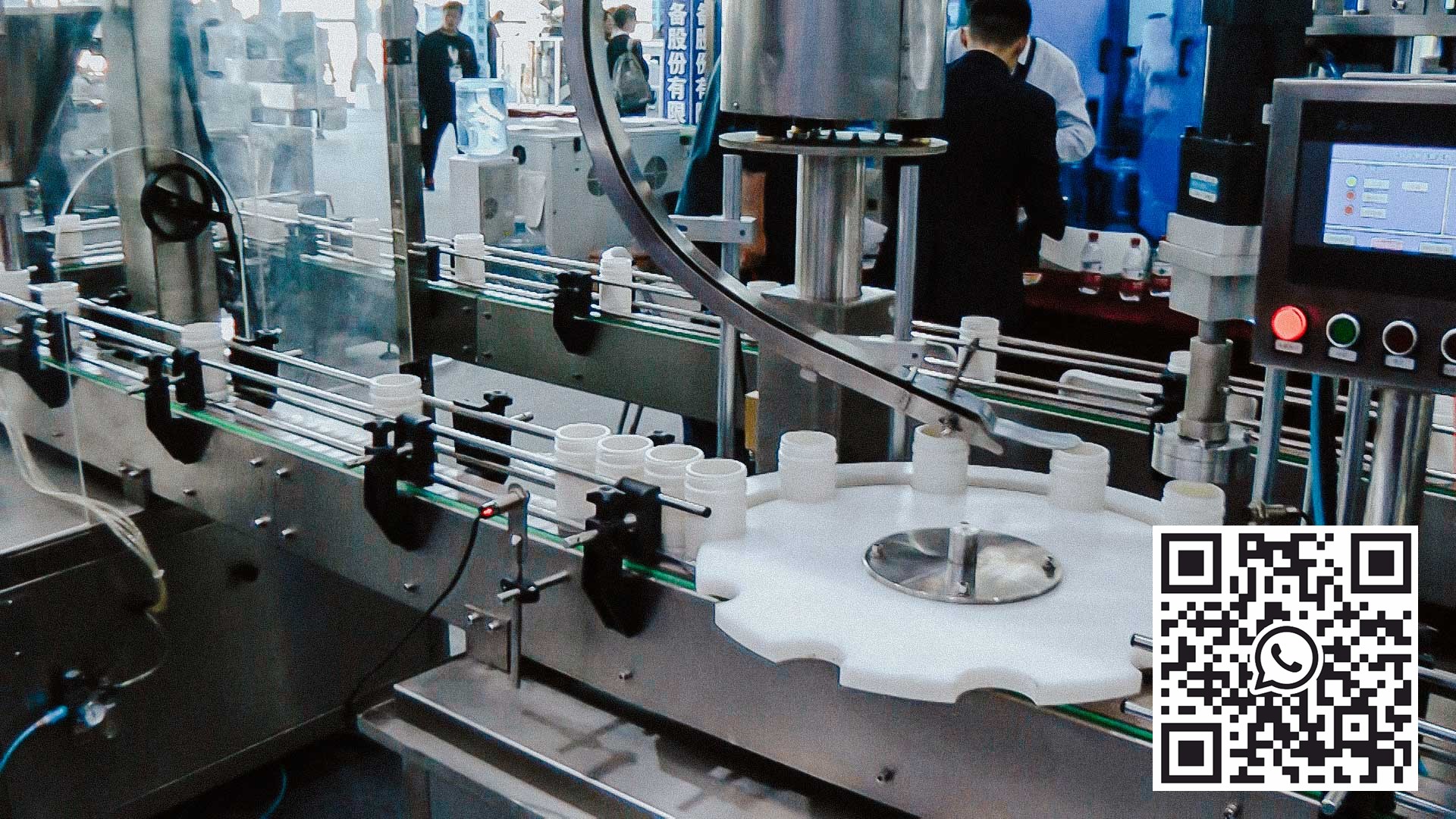 Zařízení automatické dávkování prášku do plastových lahví a uzávěr