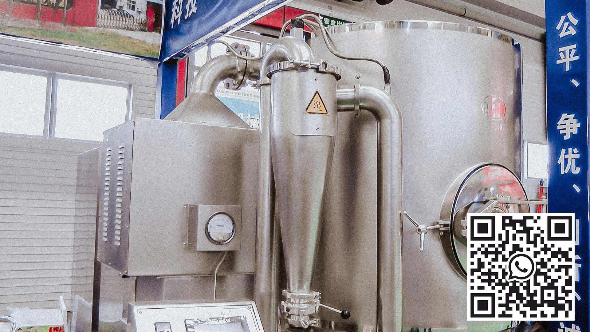 Automatizované zařízení pro sušení a granulaci ve fluidním loži pro výrobu granulí