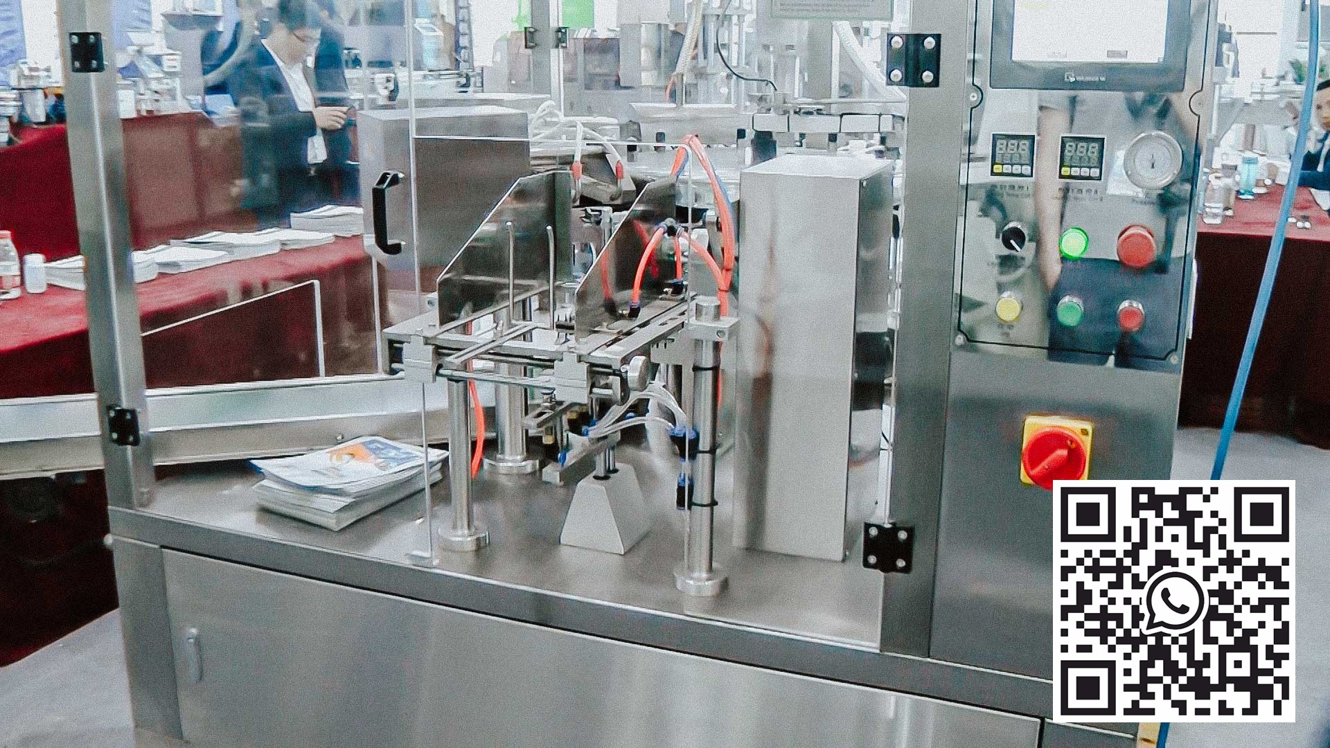Automatický uzavírací stroj pro vysoce nestabilní lahve a šroubovací uzávěry