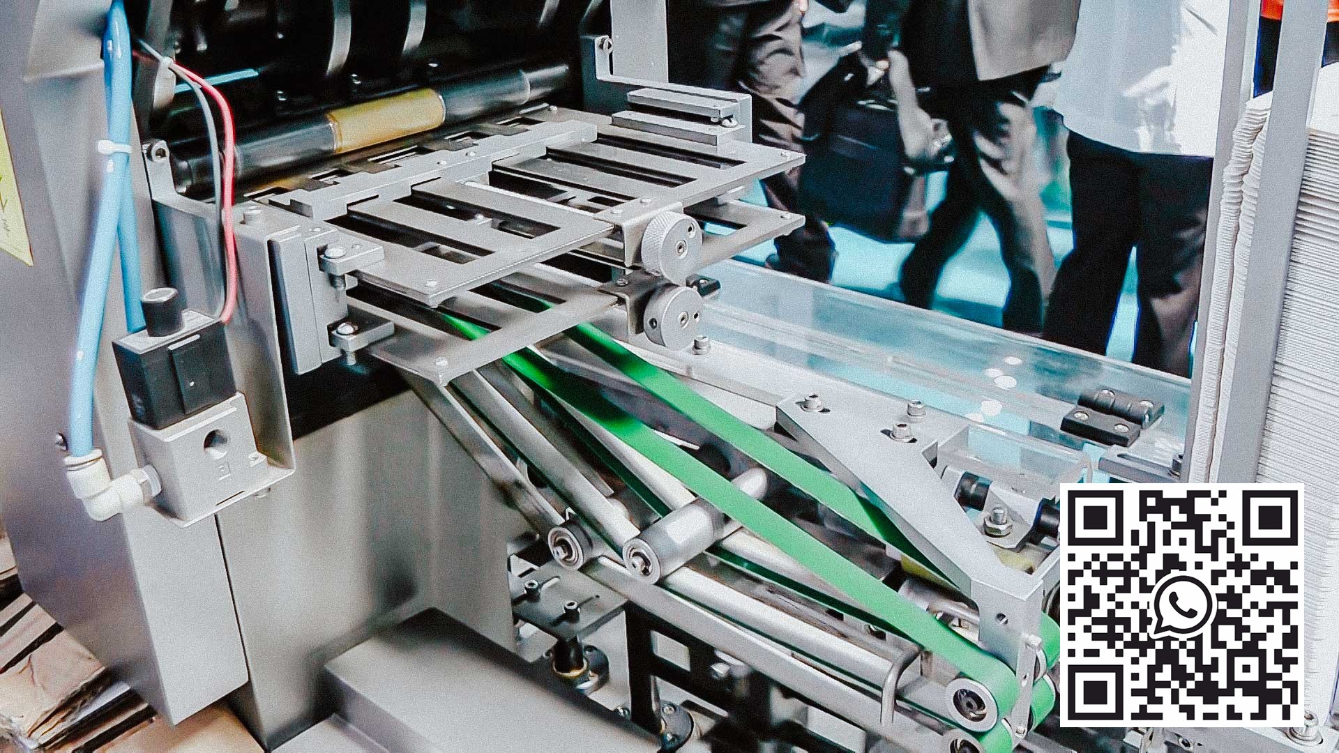 Automatický kartonovací stroj na balení prášků do plastových sáčků lepí obalové blistry s tabletami v kartonových krabicích