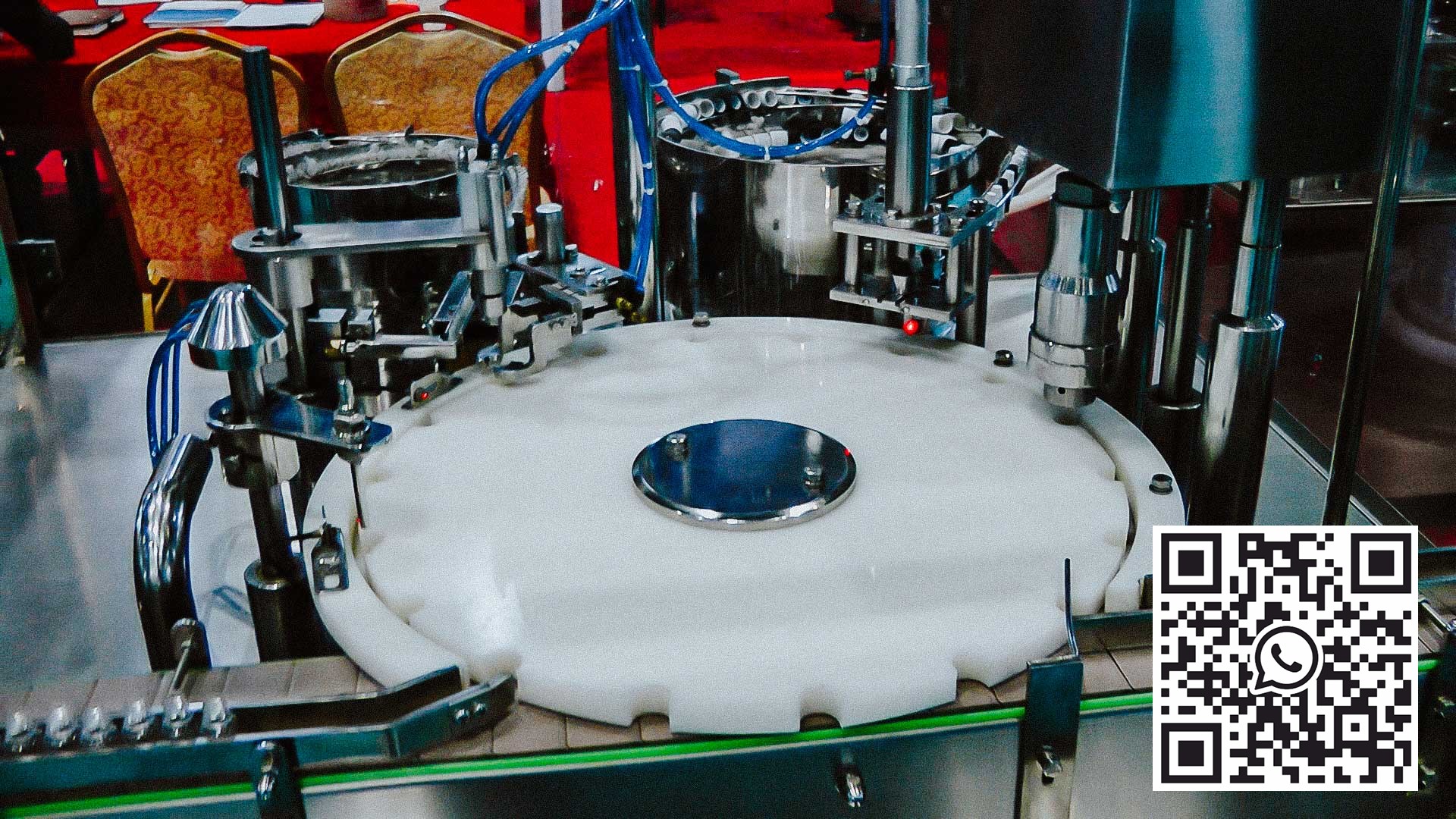 Automatické zařízení pro plnění a uzavírání skleněných lahví o objemu 20 ml a uzavírání pomocí šroubovacích uzávěrů