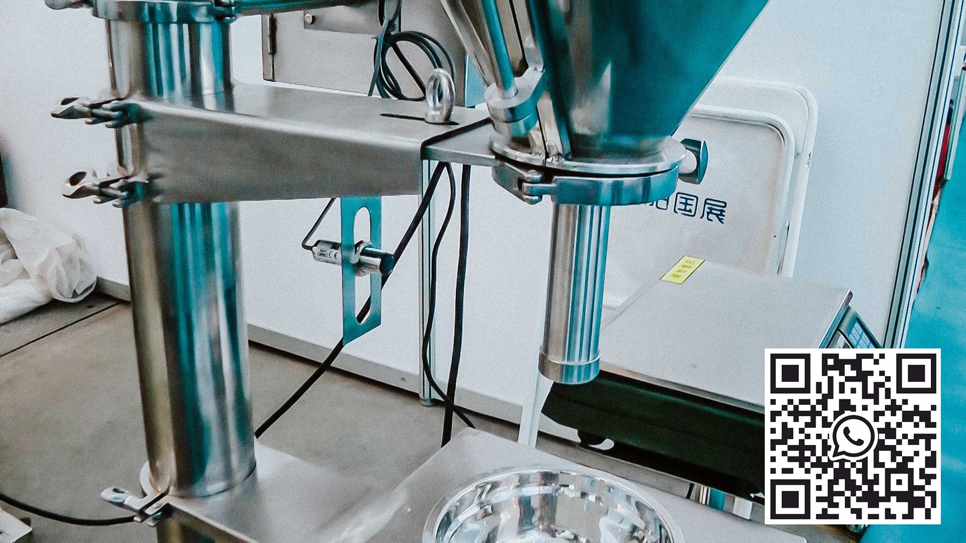 Automatické zařízení pro dávkování prášku podle hmotnosti do plastových lahví