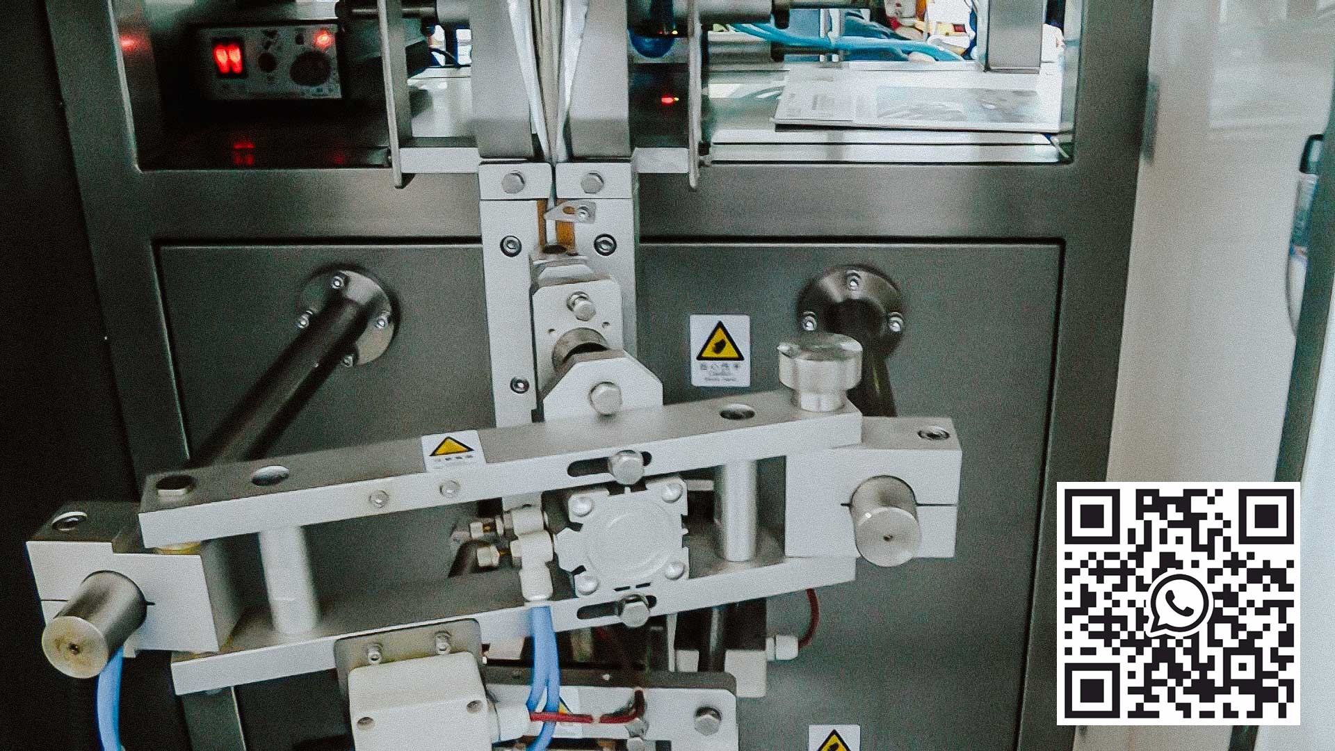 Automatický plnicí stroj pro dávkování prášku do balení plastových sáčků