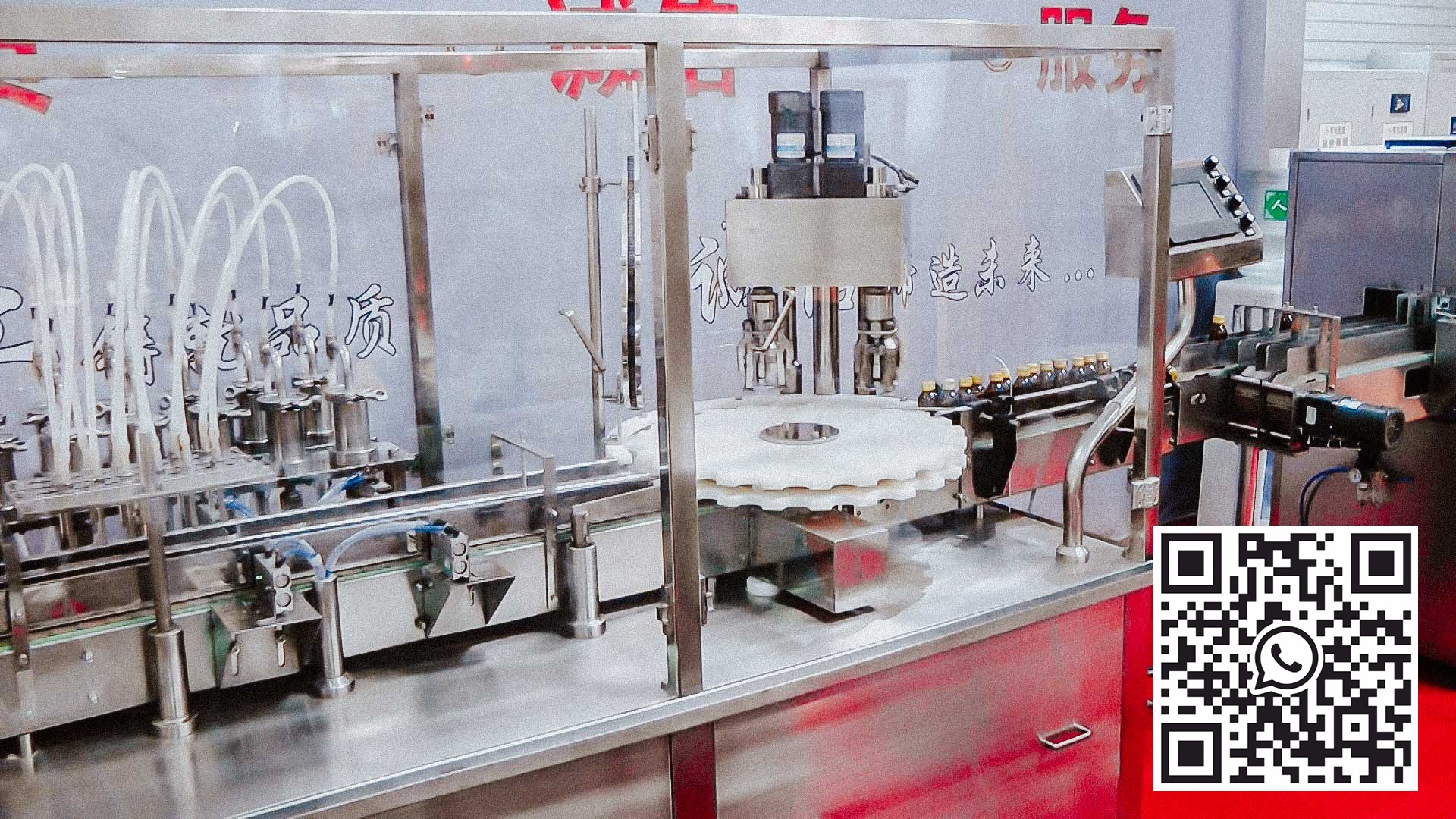 Automatický stroj na plnění a uzavírání skleněných lahví se šroubovacím uzávěrem USA