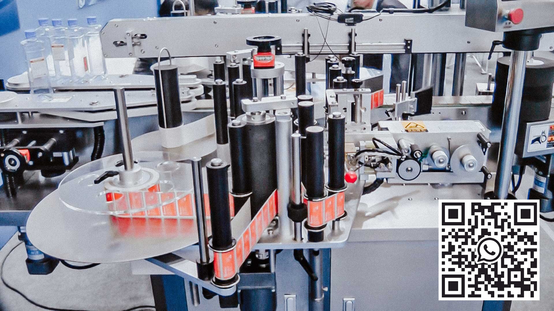 Automatický etiketovací stroj pro lepení štítků na hranaté lahve na obou stranách