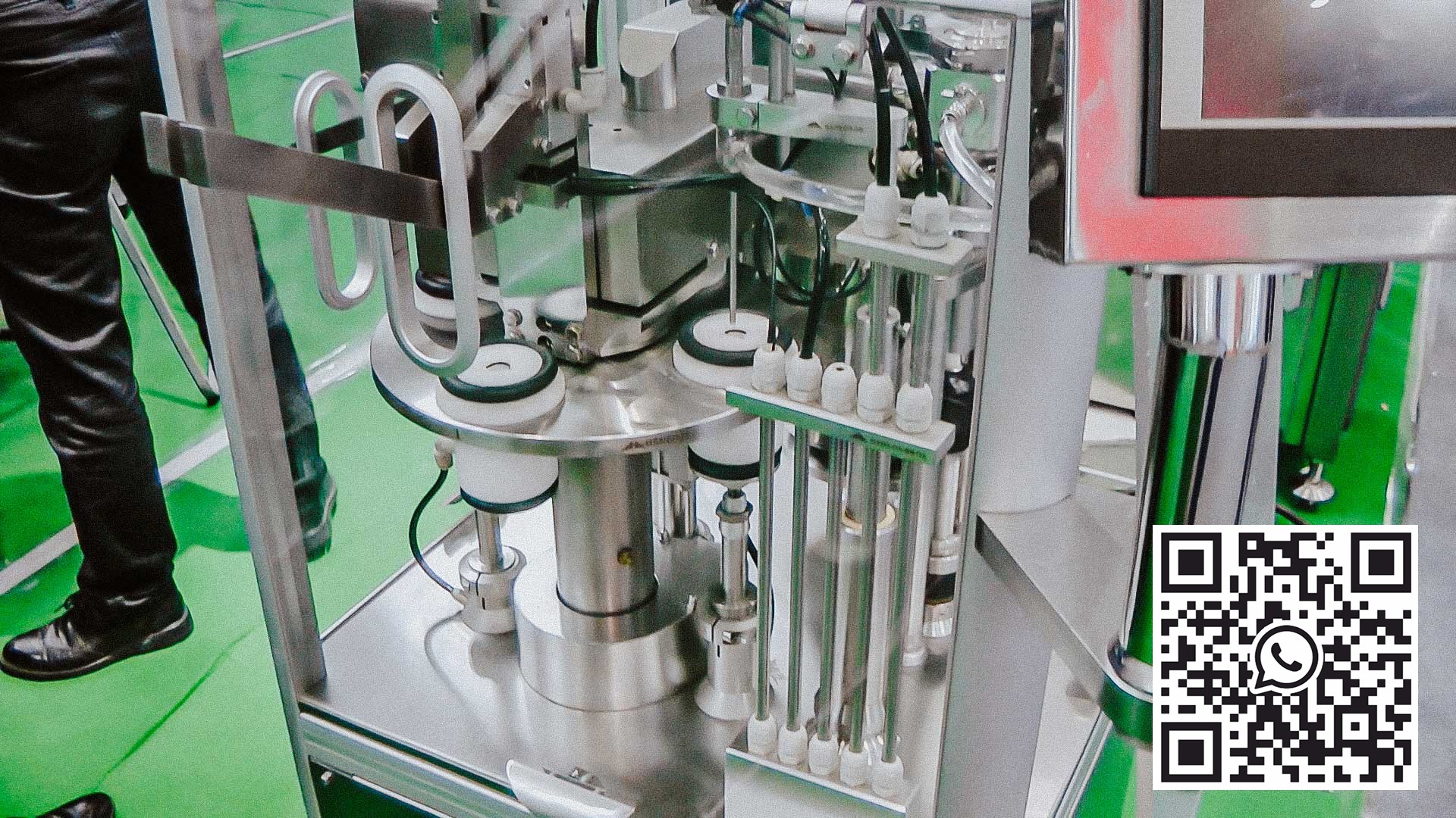 Automatická montáž stroje a uzavírání plastových stříkaček