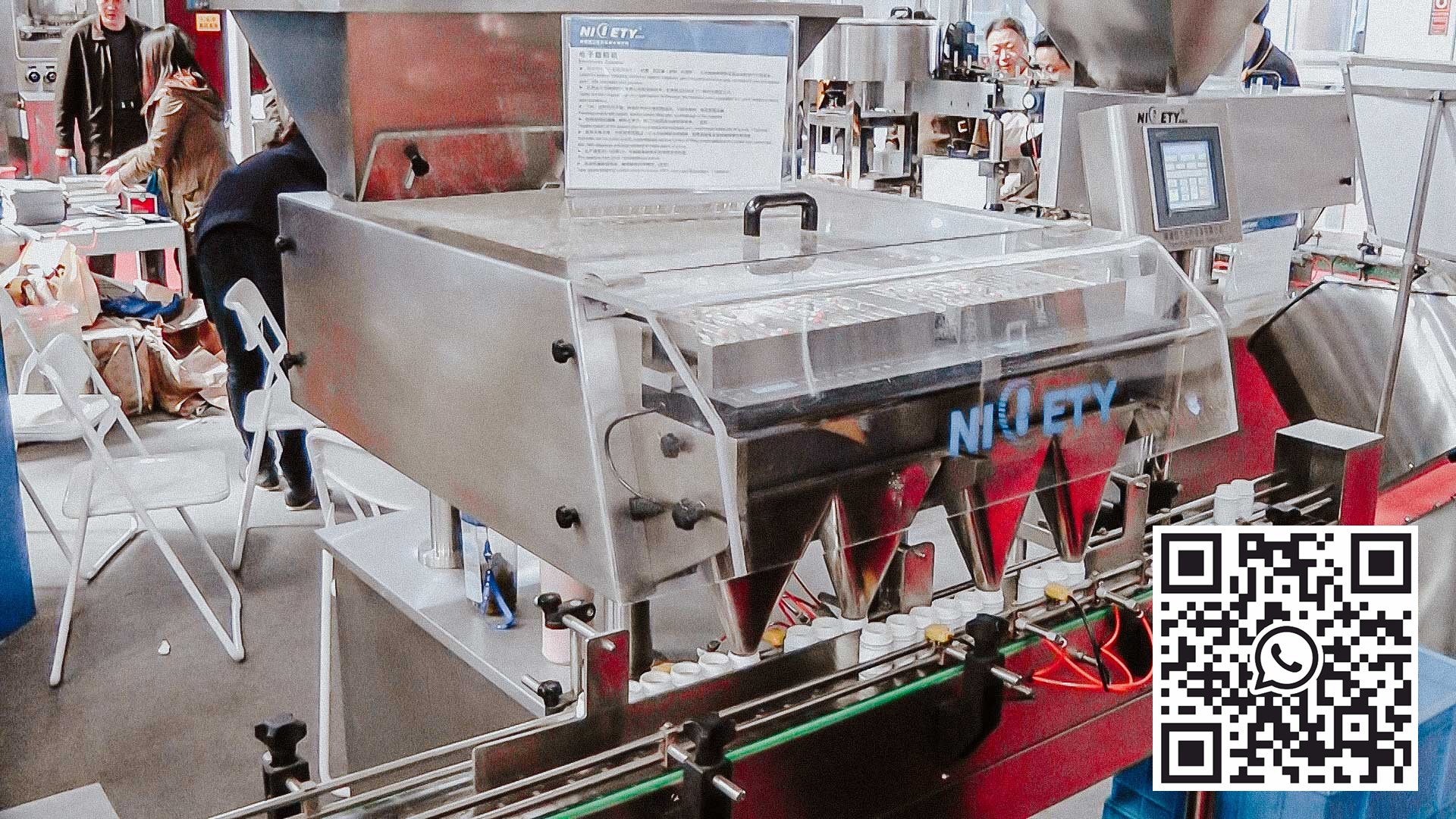 Automatický stroj na plnění tvrdých želatinových tobolek práškem do plastových lahví