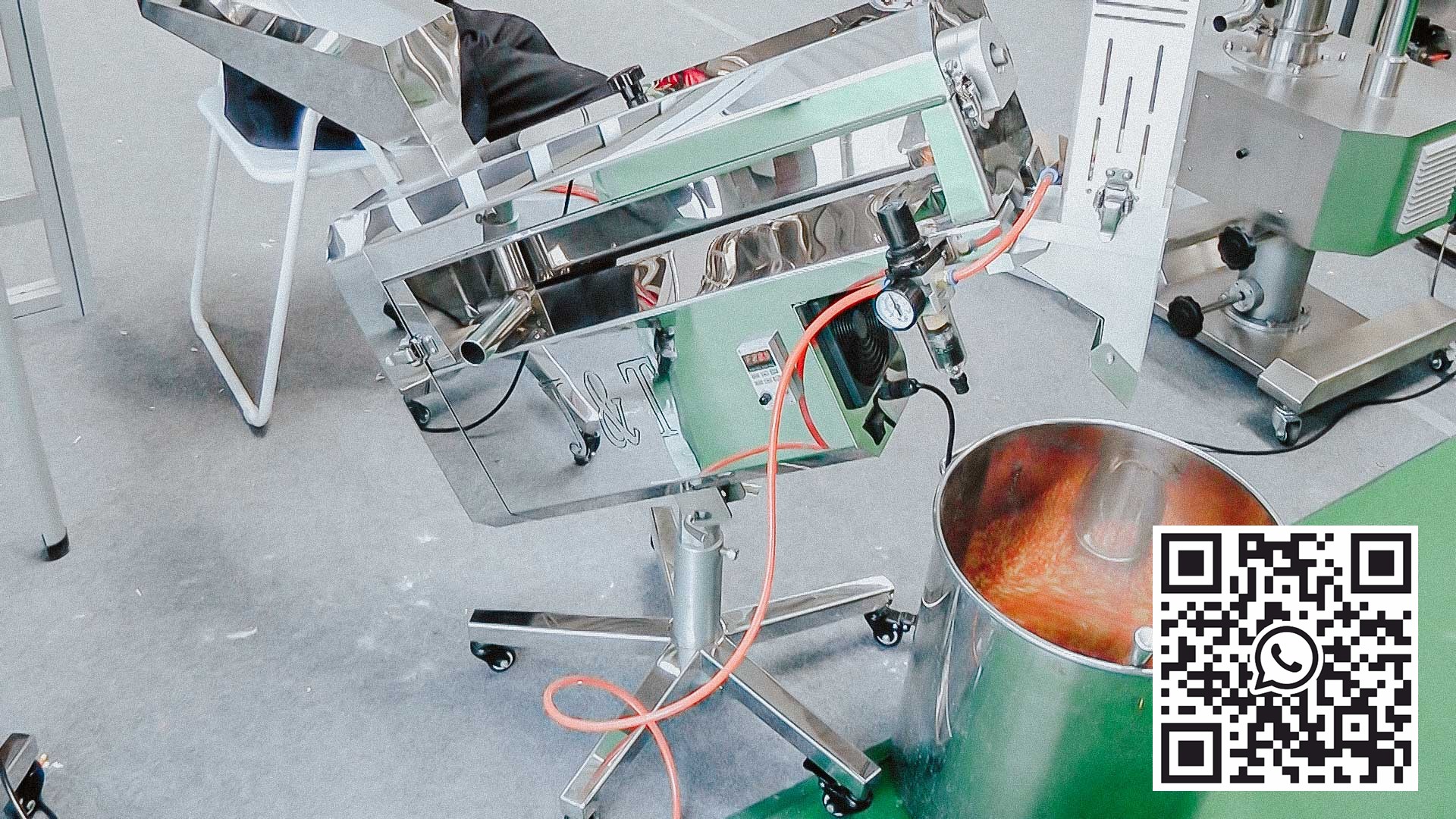 Automatický stroj pro leštění a odprášení tvrdých želatinových kapslí s testem v detektoru kovů