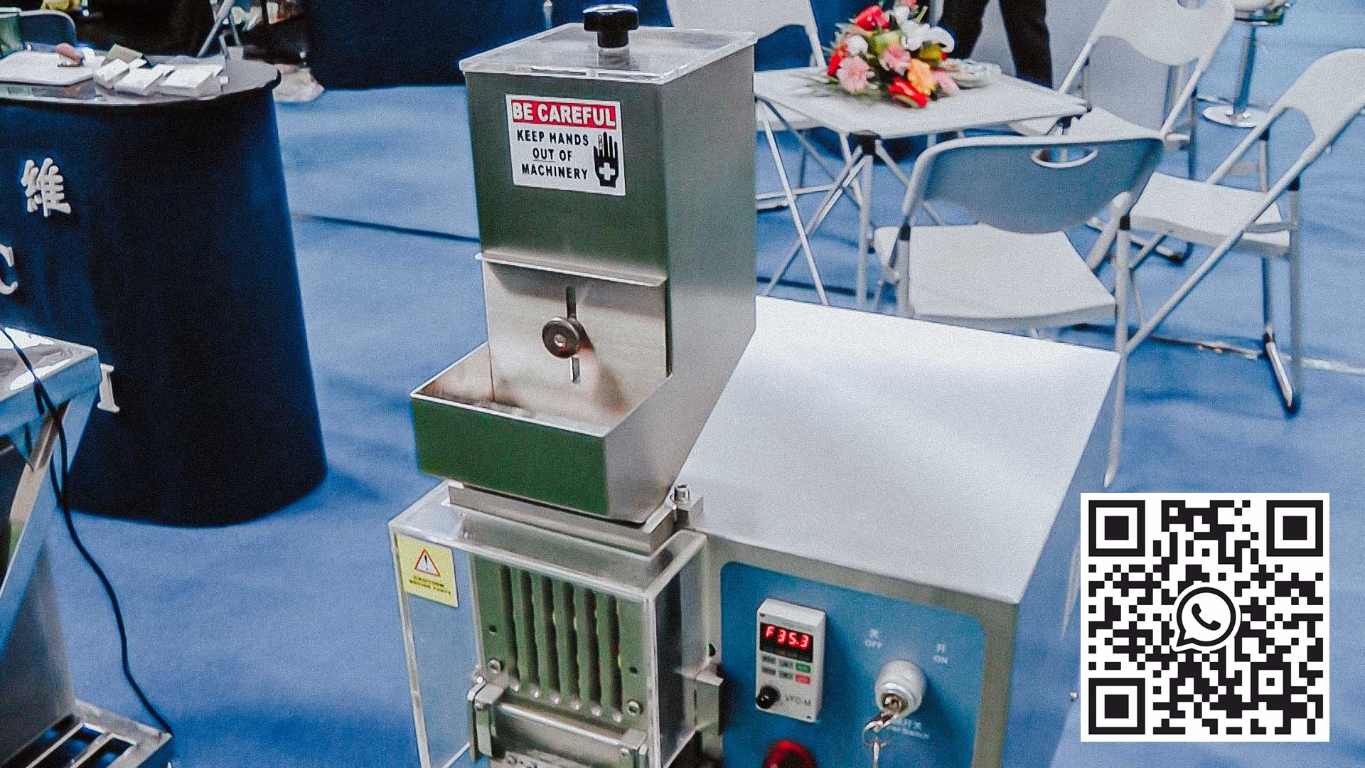 Automatický stroj na oddělování pevných želatinových tobolek za účelem získání prášku