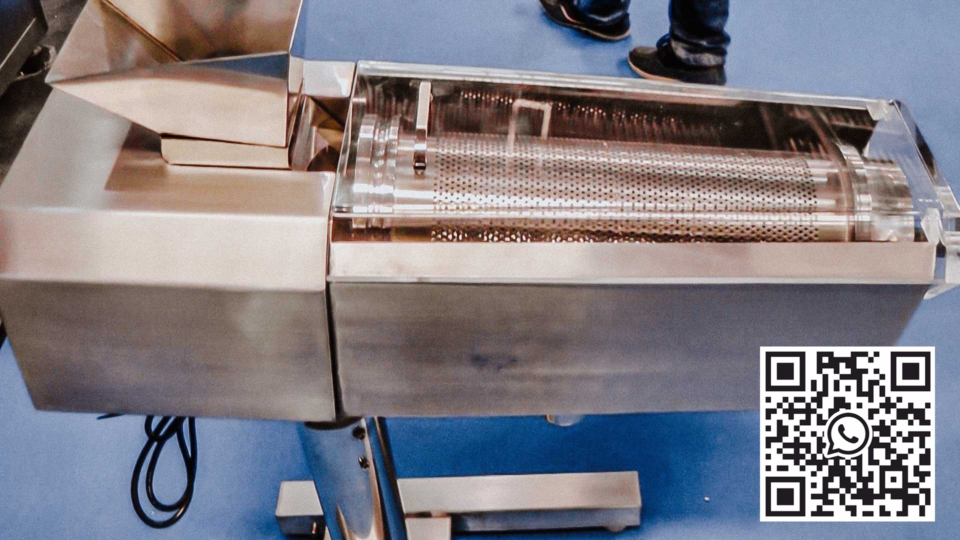 Automatický stroj na odstraňování prachu z tvrdých želatinových kapslí