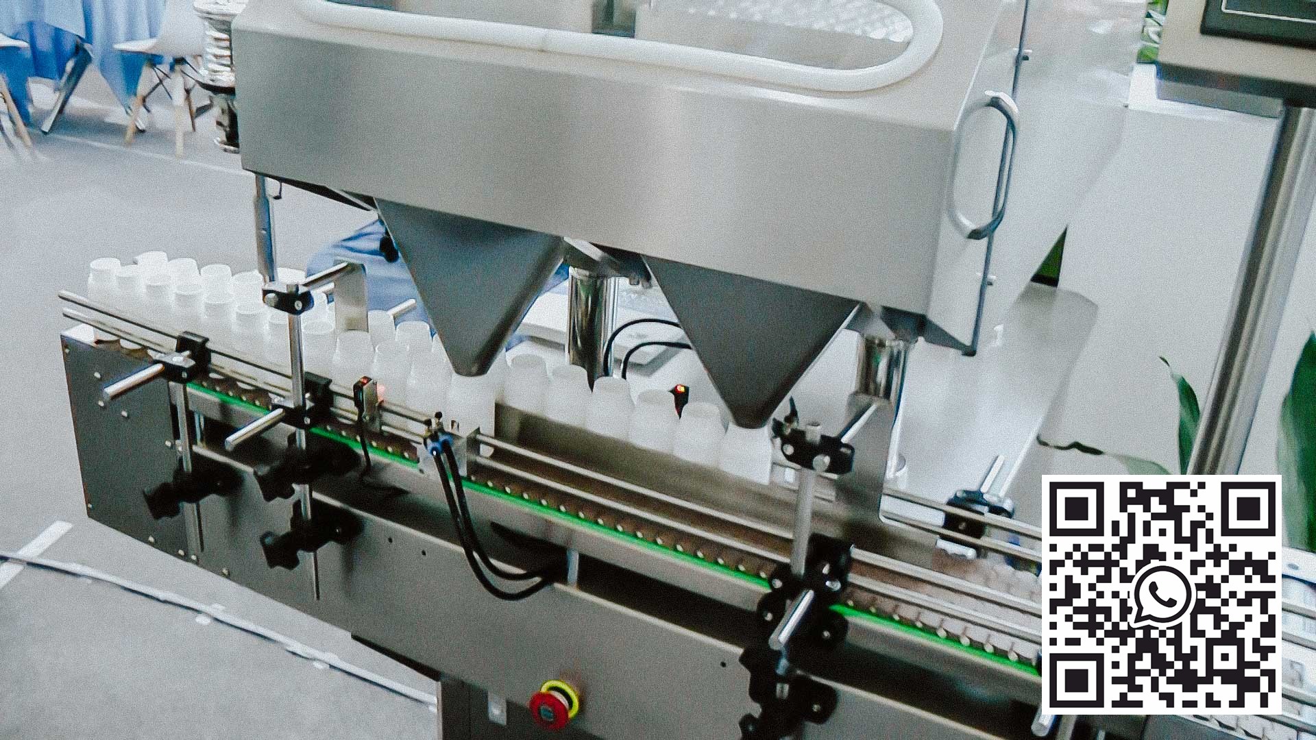 Počítací plnicí stroj pro plnění tvrdých želatinových tobolek do plastových lahví
