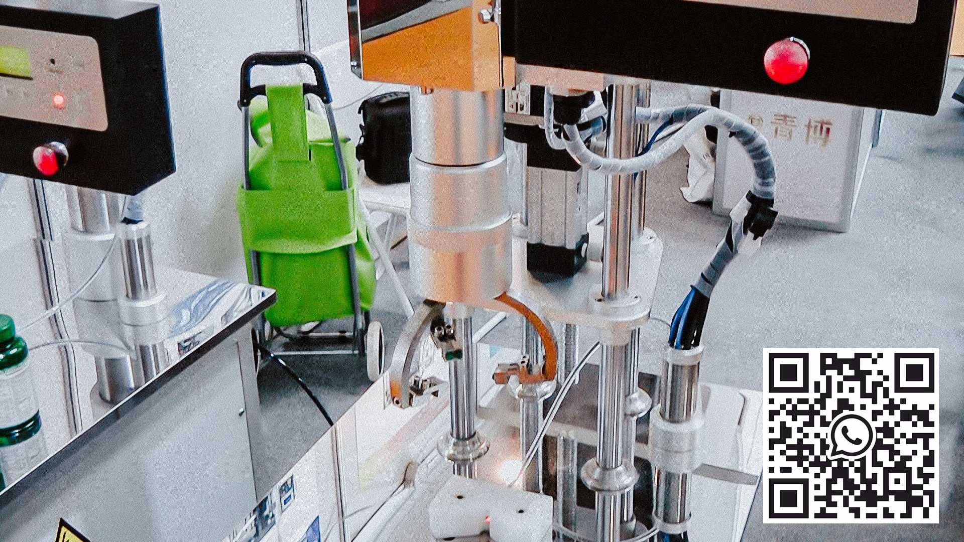 Stolní poloautomatický stroj pro šroubování uzávěrů na plastových lahvích