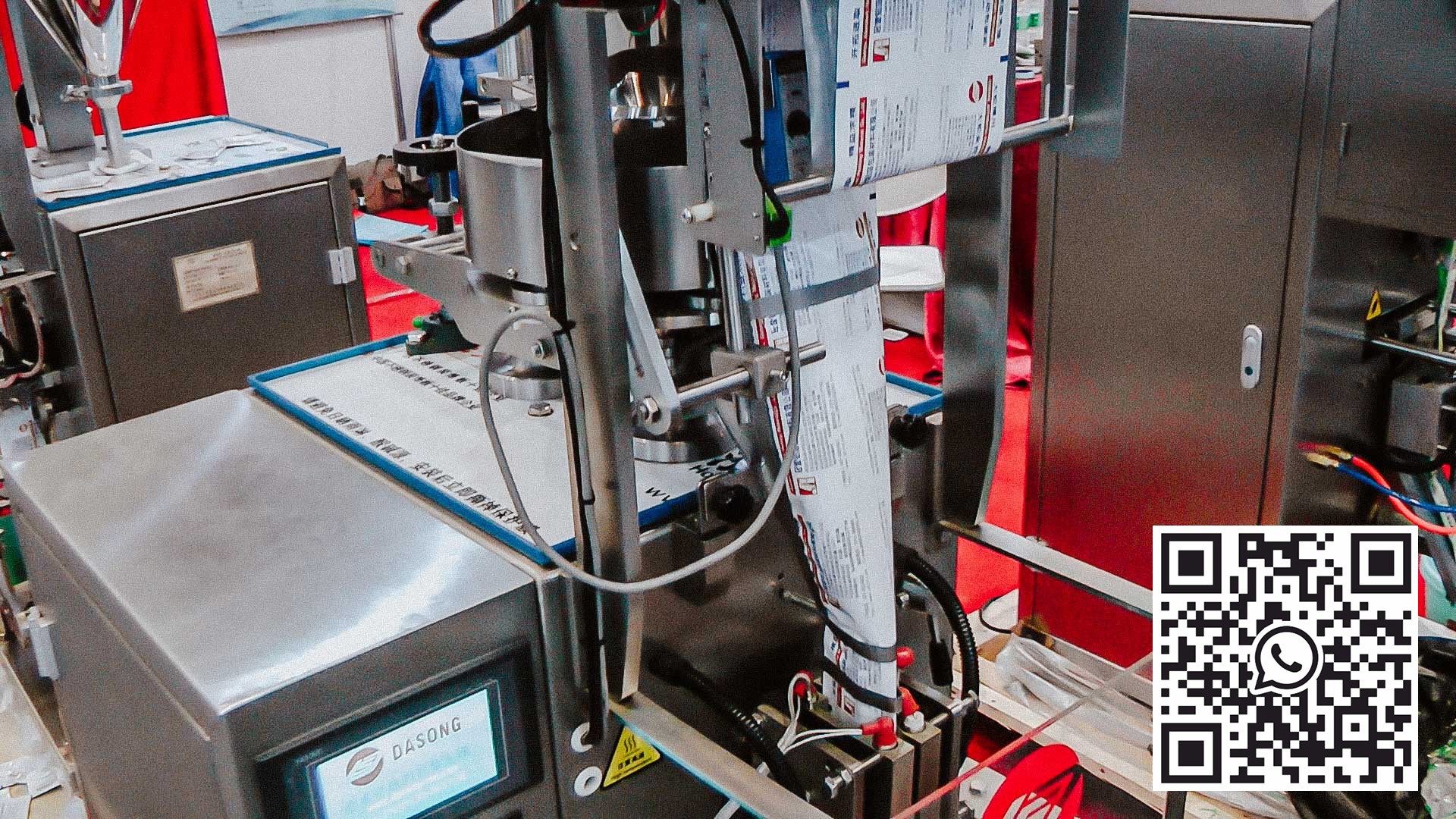 Dávkovač a plnící stroj pro práškové plnění plastových sáčků
