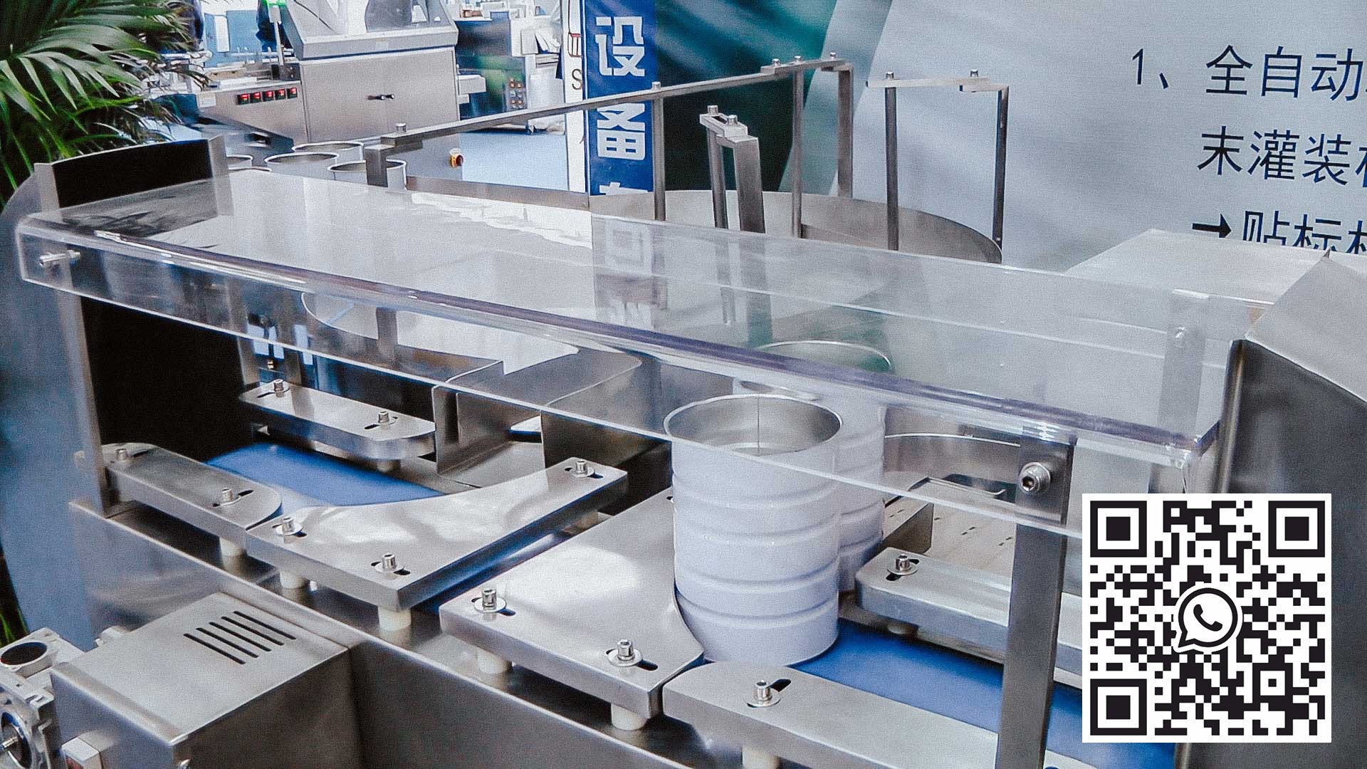 Dávkovací a plnící zařízení pro potravinářský prášek v kovových plechovkách s kovovým víčkem
