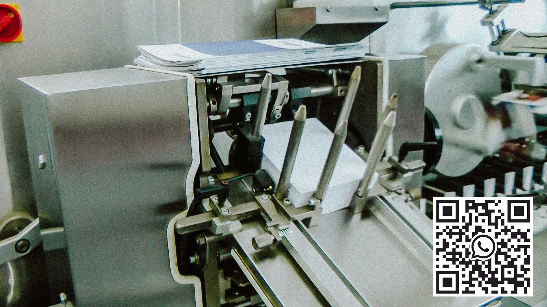 Vysokorychlostní lepenkový stroj s puchýřkem a papírovou instrukcí pro aplikaci léku
