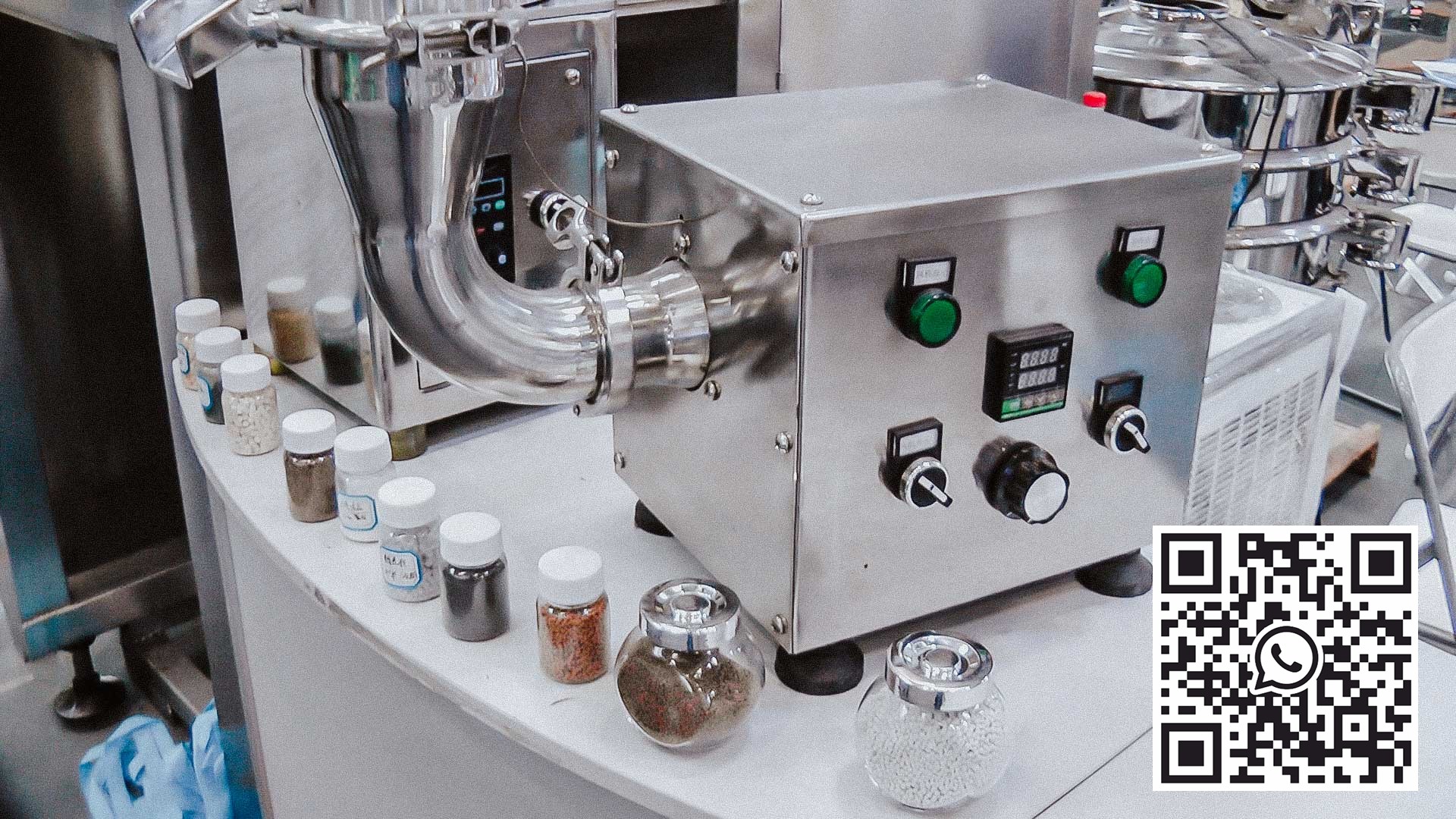 Laboratorní strojní granulátor se systémem sušení prášku a granulí