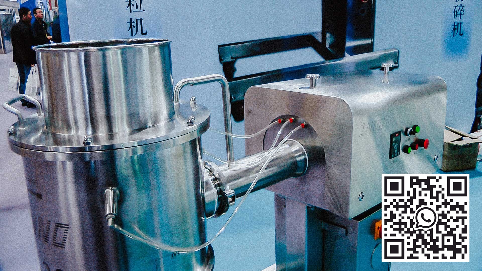 Farmaceutický homogenizátor pro míchání prášku a kapaliny do plastické hmoty
