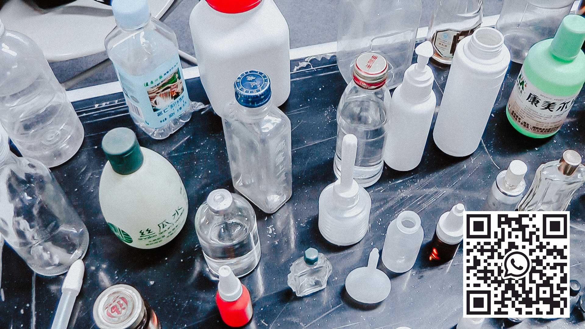 Různé vzorky skleněných a plastových lahví pro plnění a ucpávání