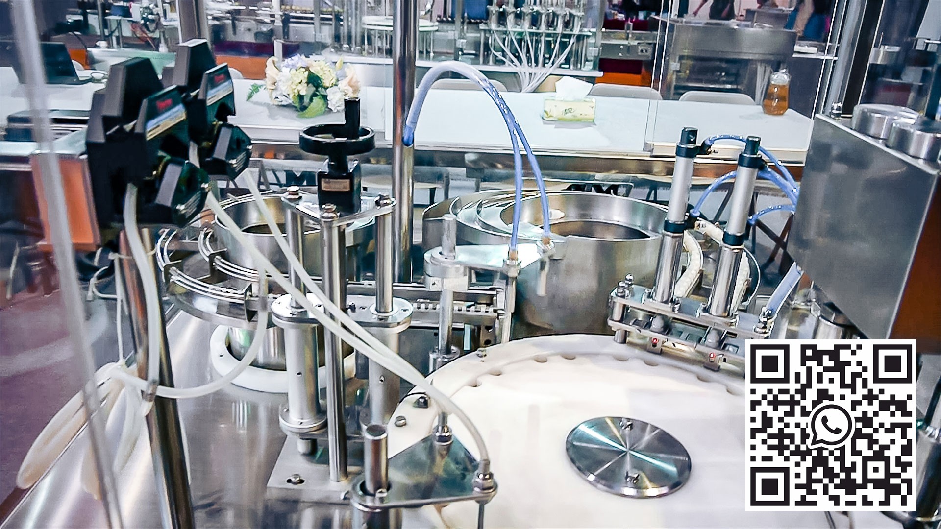 Automatické zařízení pro plnění kapalin do lahví ve farmaceutické výrobě
