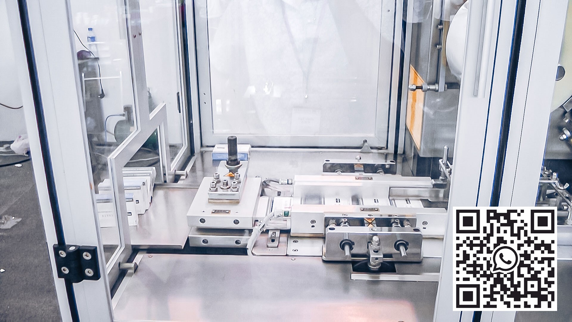 Automatické celofánové kartonové balicí zařízení ve farmaceutické výrobě