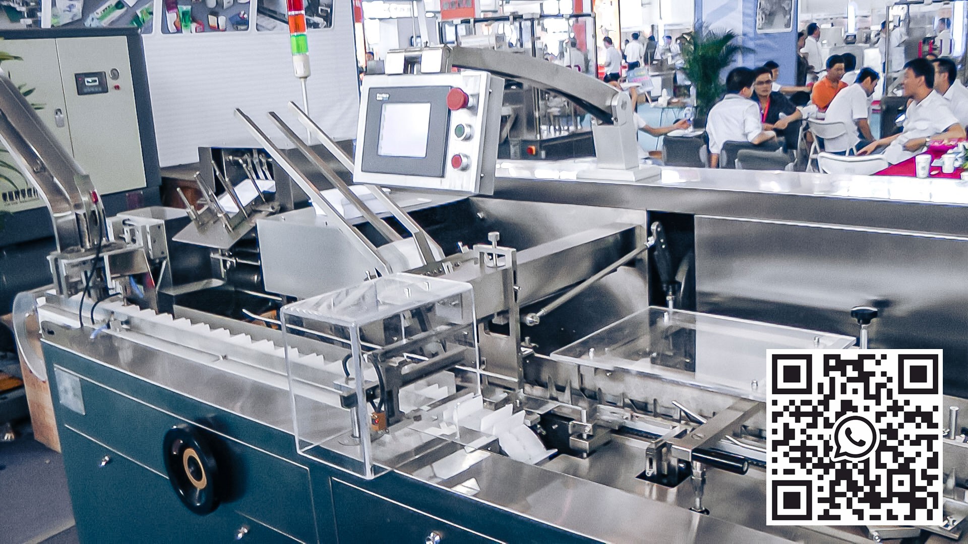 Kartonovací stroj na automatické balení blistrů s kapslemi ve farmaceutické výrobě