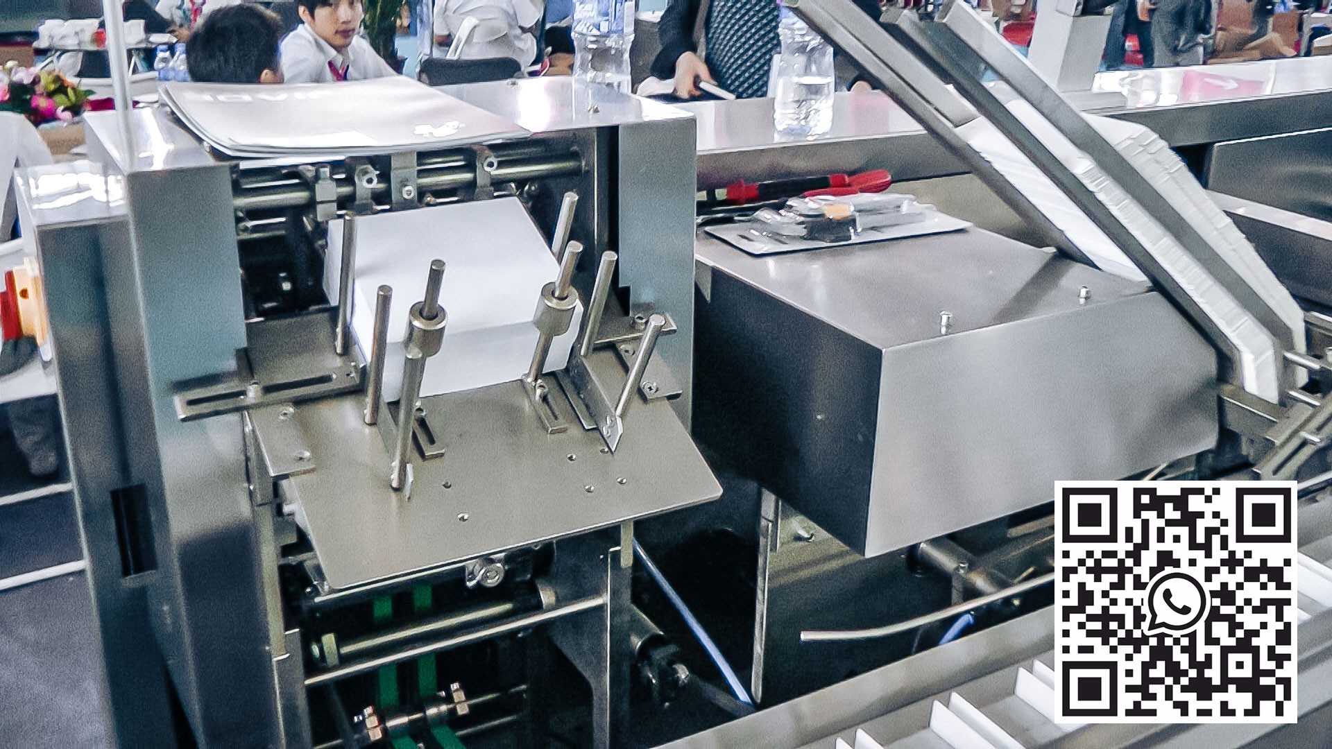 Kartonovací stroj na automatické balení blistrů s tabletami ve farmaceutické výrobě