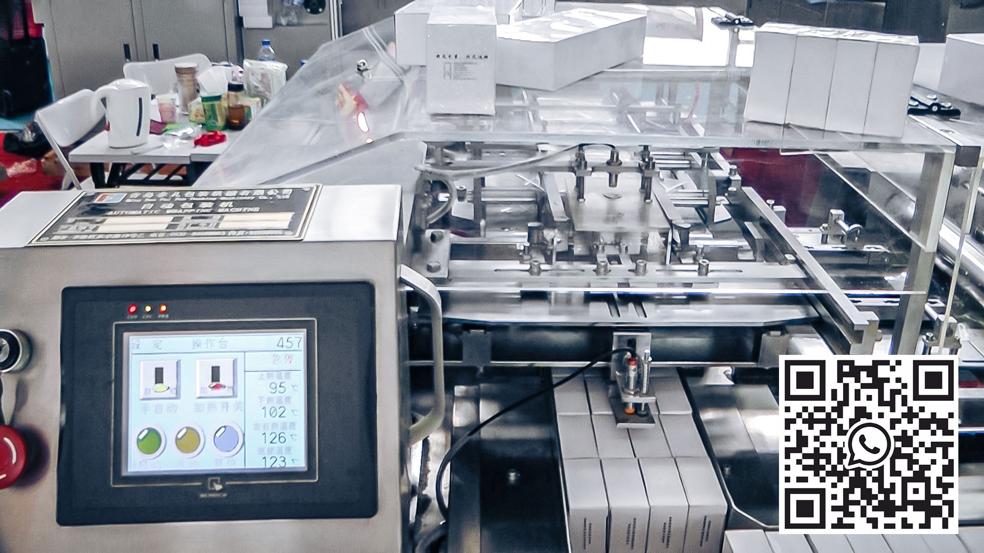 Automatický balicí stroj na celofán ve farmaceutické výrobě