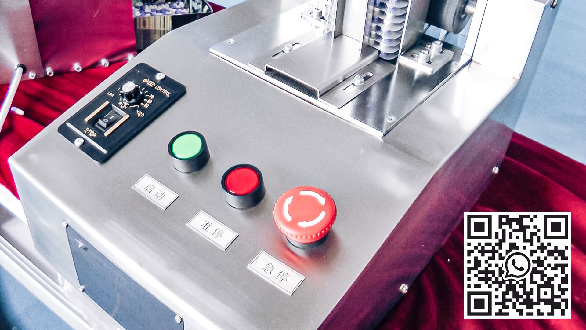 Automatické zařízení pro odstraňování želatinových tobolek z PVC z blistrů ve farmaceutické výrobě