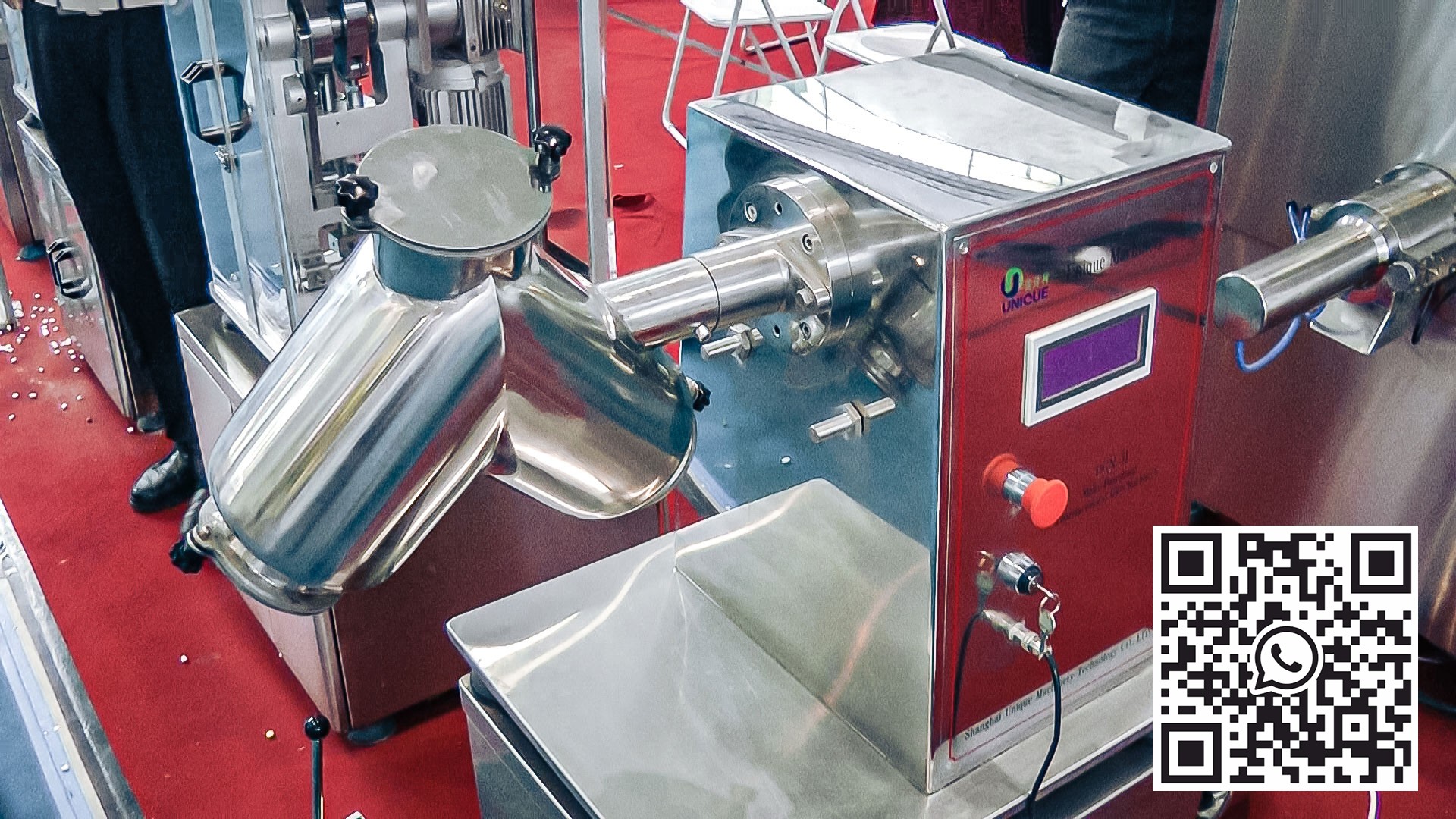 Automatické zařízení pro míchání prášků ve směšovači ve farmaceutické výrobě