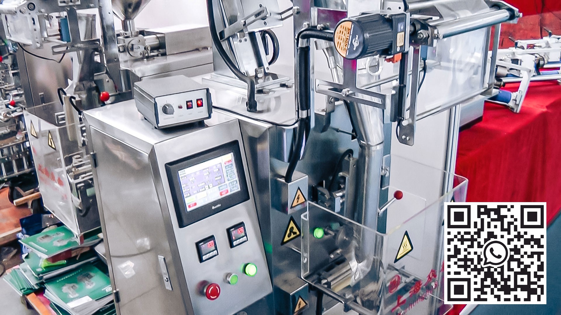 Automatické zařízení pro balení produktů do balíčků sasetů ve farmaceutické výrobě