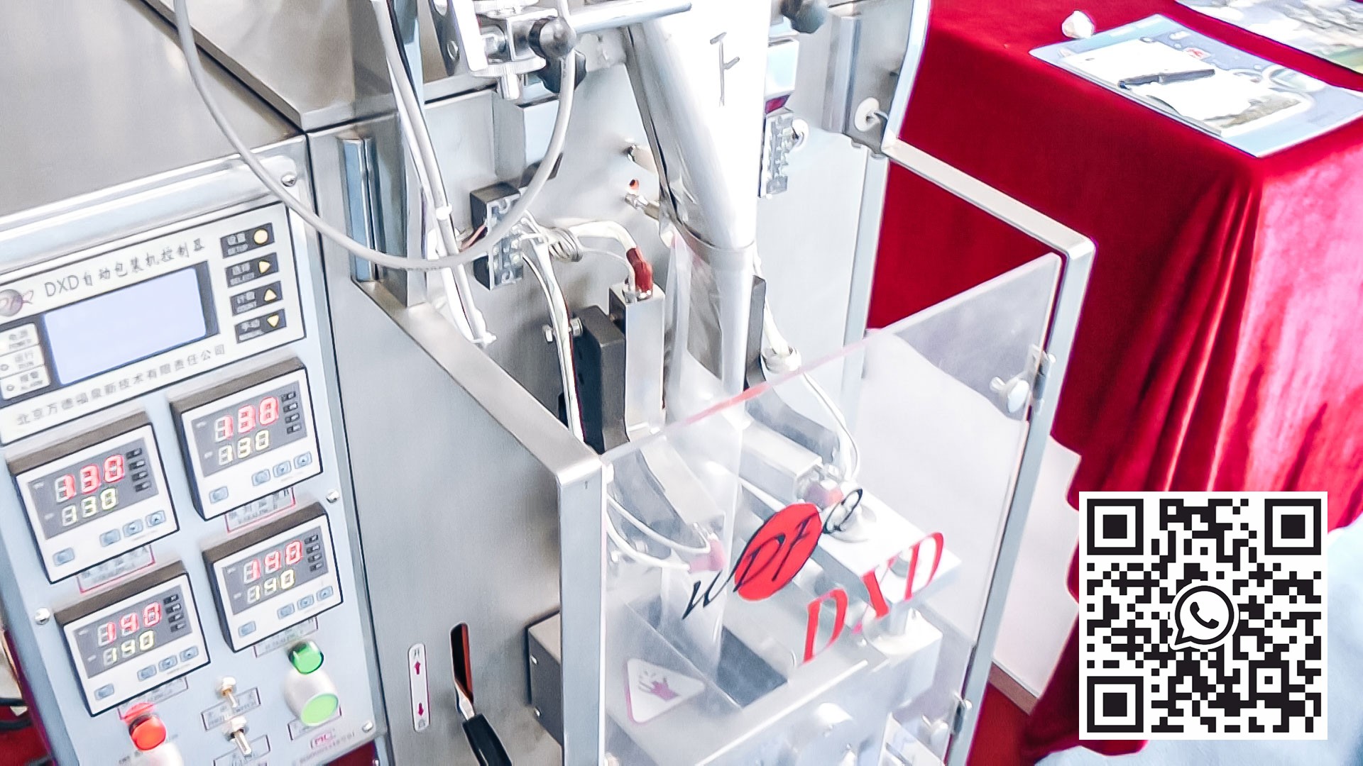 Automatické zařízení pro balení prášků a granulí do plastových sáčků ve farmaceutické výrobě