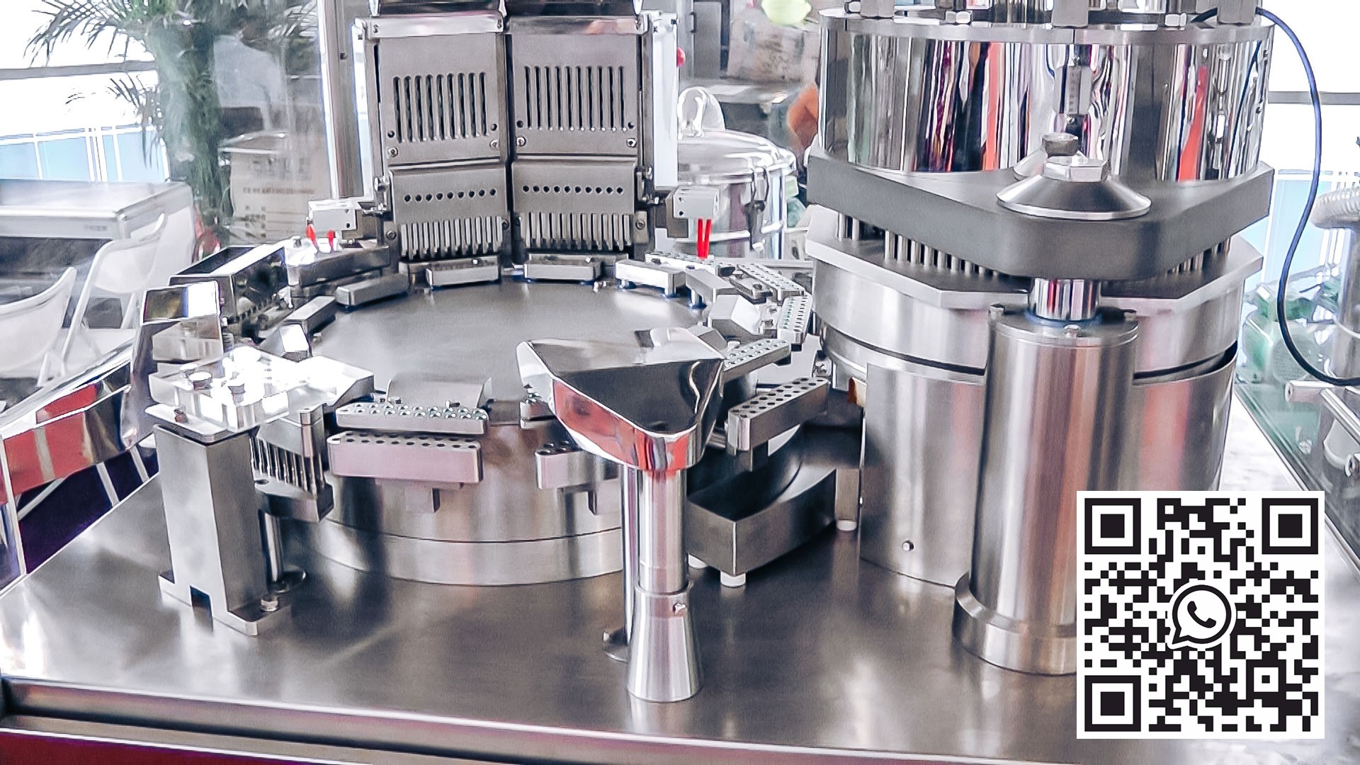 Automatické zařízení pro plnění prášku želatinových tobolek ve farmaceutické výrobě