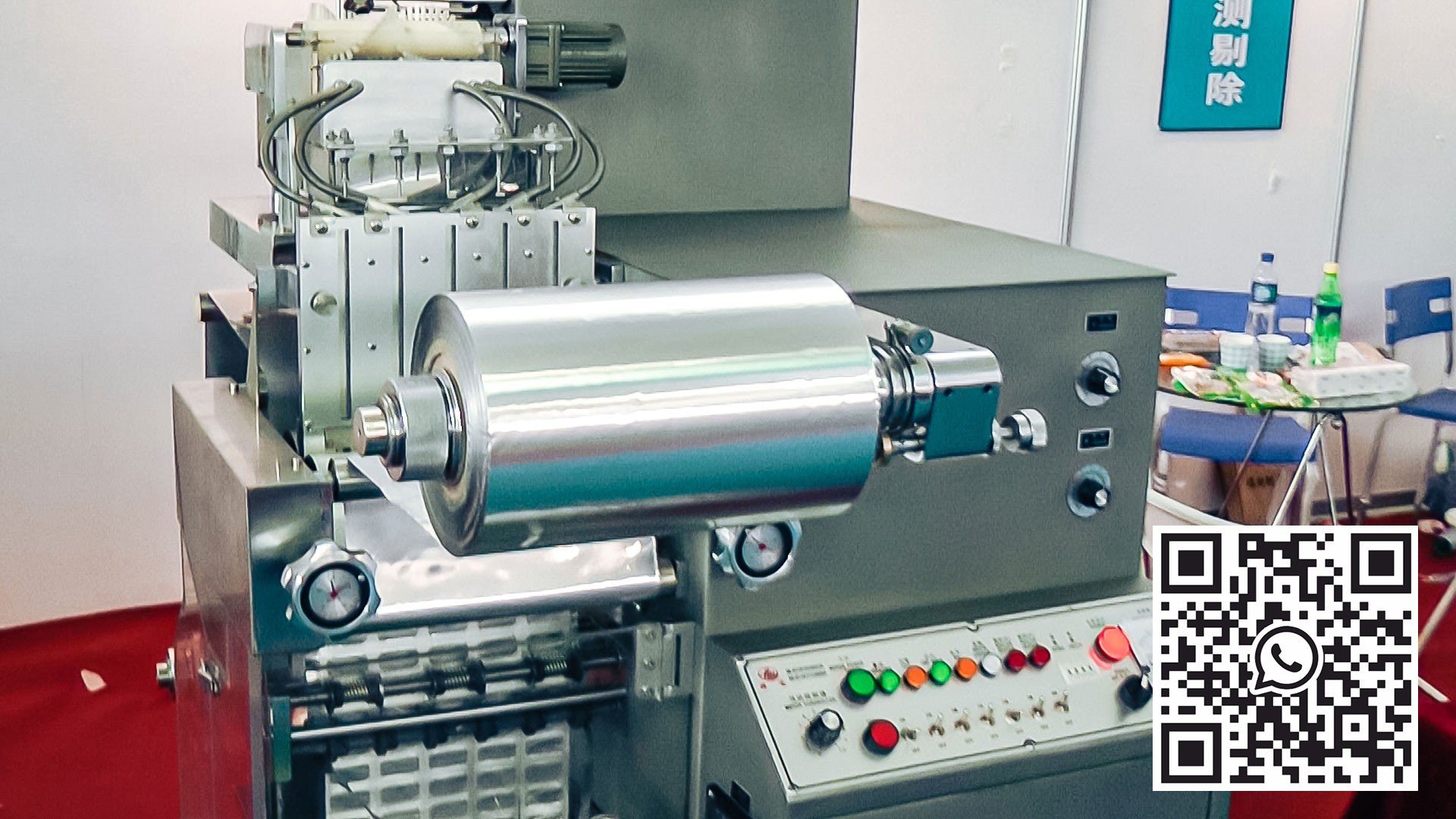 Automatické zařízení pro balení tablet do měkkých hliníkových pásů ve farmaceutické výrobě