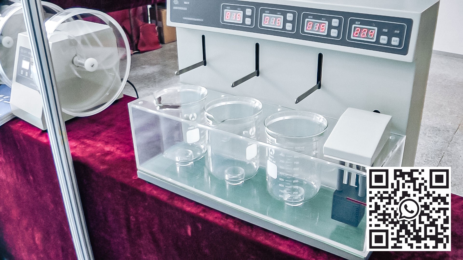 Automatické laboratorní zařízení pro testování kvality tablet a pelet ve farmaceutické výrobě