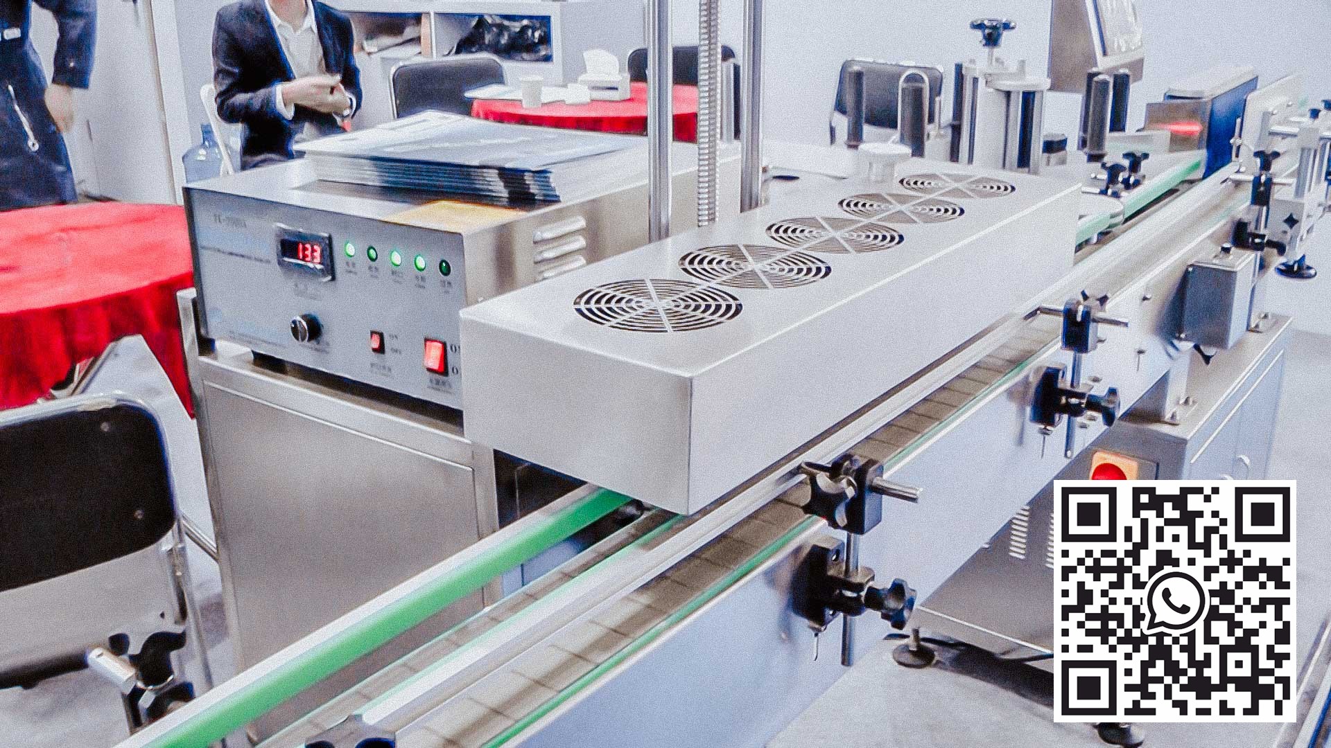 Automatische feed en zet dop op plastic dopflessen