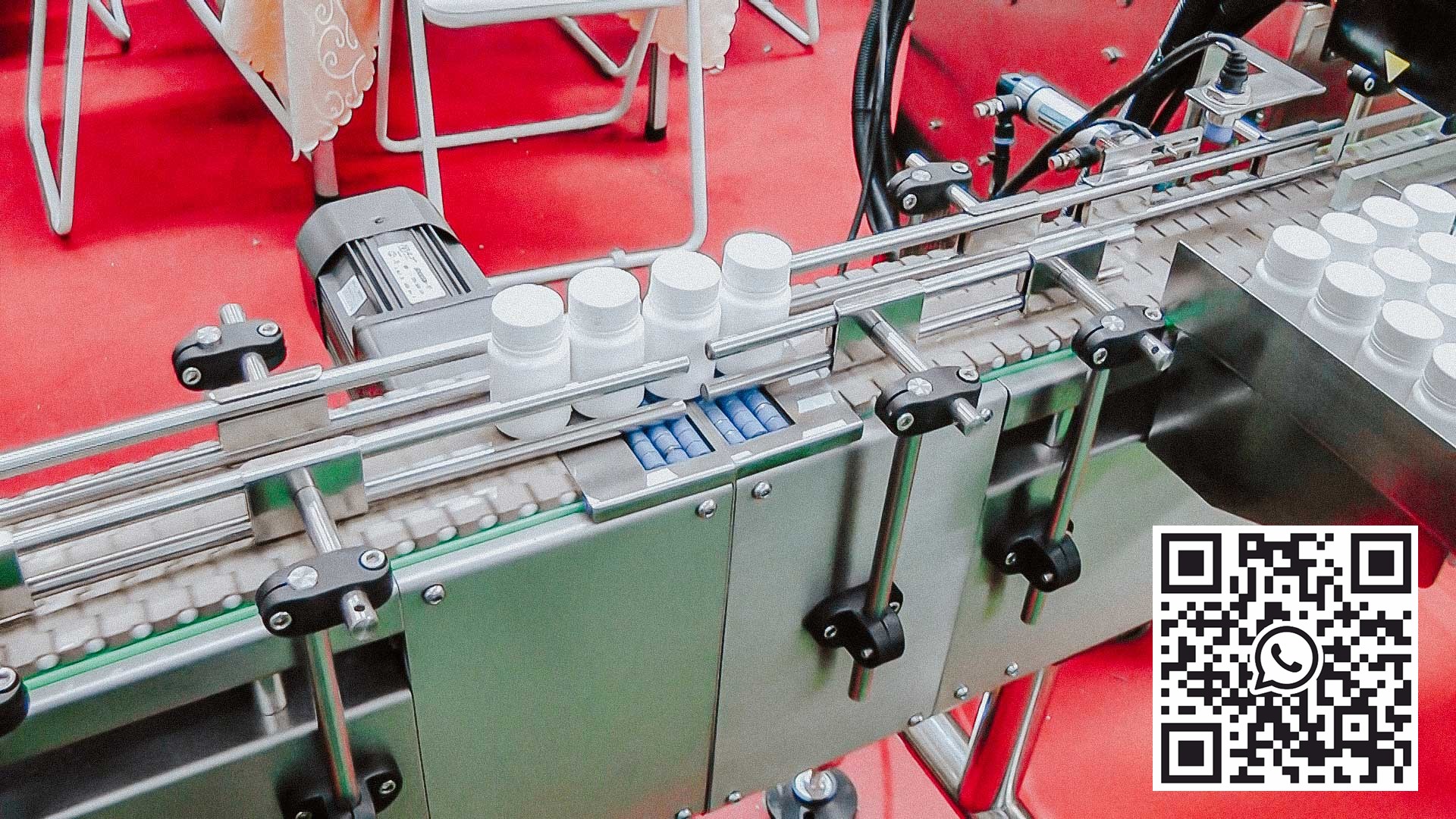 Automatische membraaninductielasmachine op de hals van plastic fles met transportband