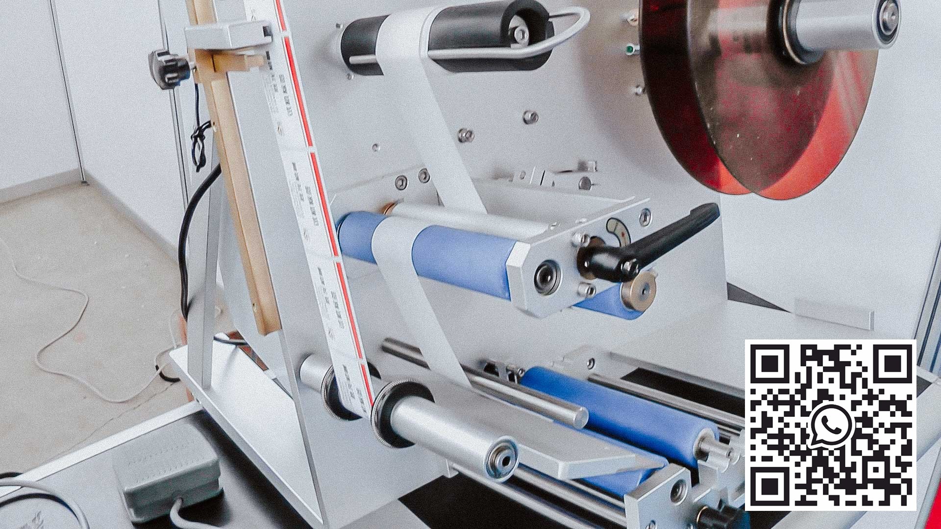 Bureau-etiketteermachine voor zelfklevende etiketten op plastic flessen met apotheekproducten