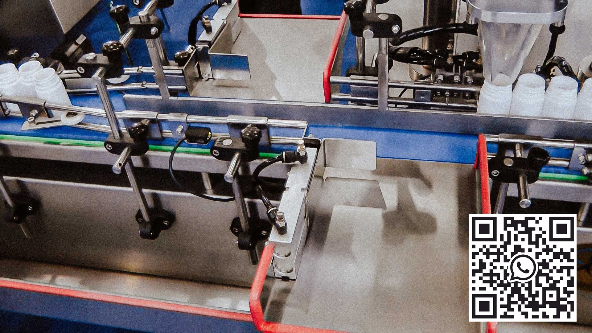 Snelle automatische vullijn van gelatinecapsules in plastic flessen die de dop vastschroeven