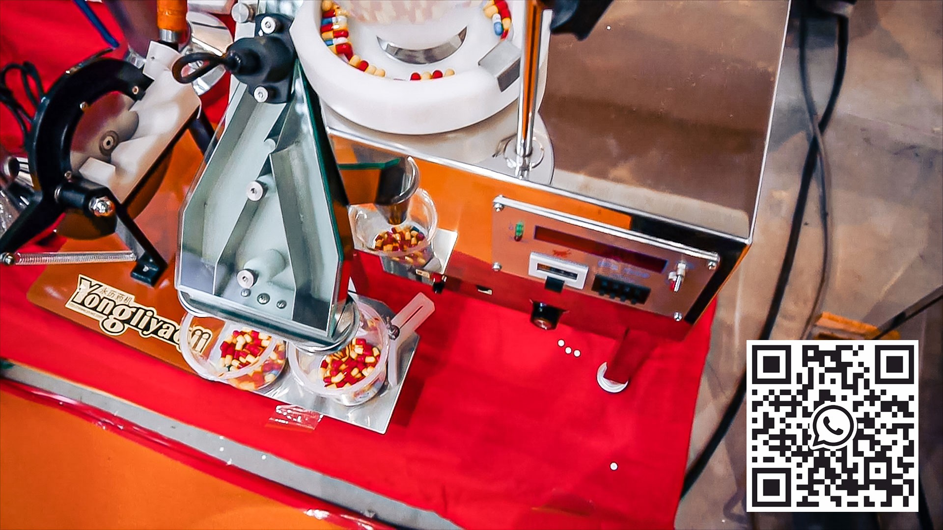 Automatische apparatuur voor het tellen en verpakken van tabletten en capsules in plastic flessen