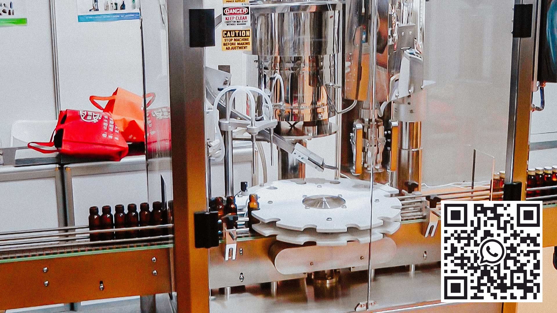 Machine de remplissage et de bouchage automatique pour bouteilles en verre et bouchon à vis en aluminium