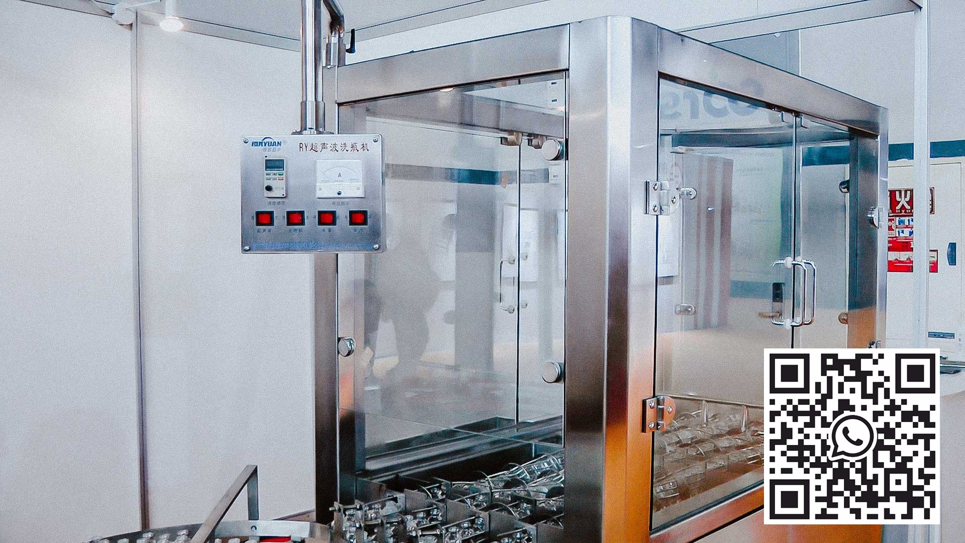 Machine à laver automatique de bouteilles en verre dans la ligne de remplissage et de bouchage