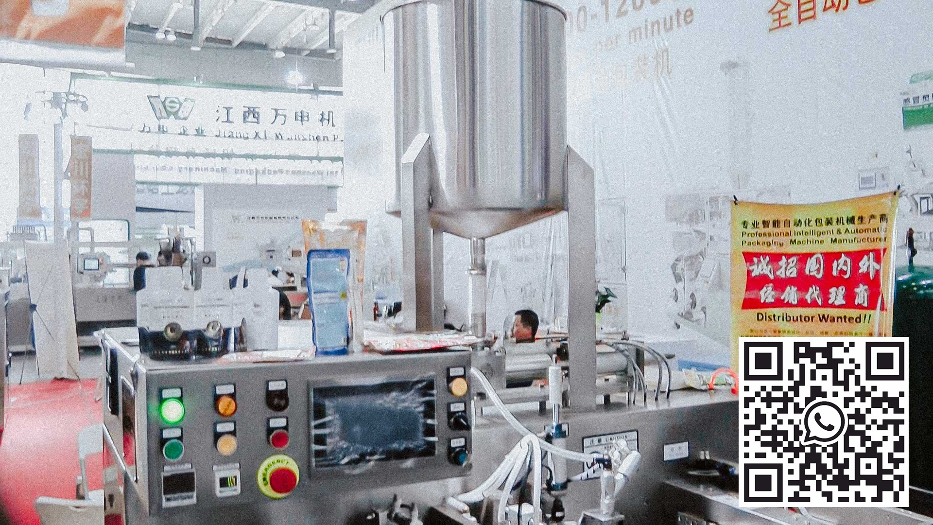 Machine automatique pour emballer des produits liquides dans des sacs en plastique Doypack