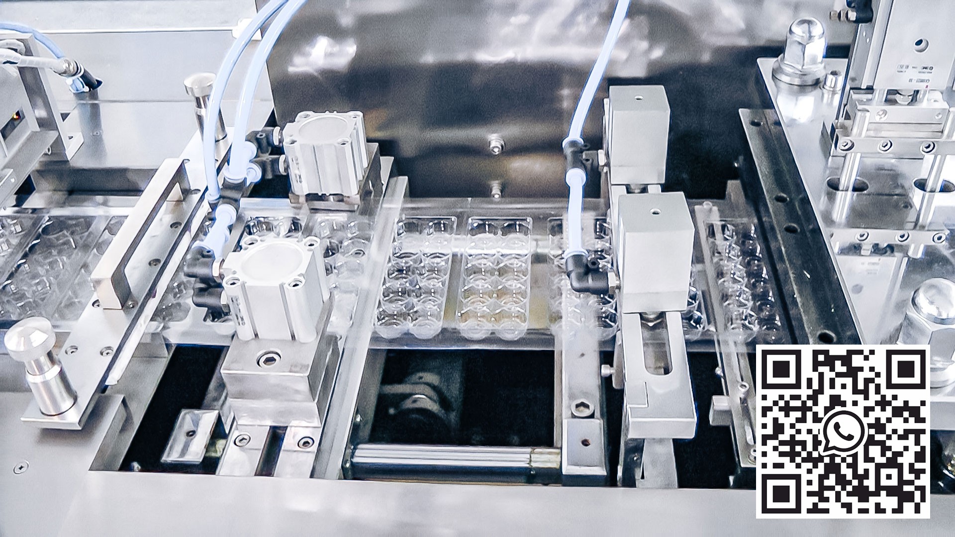 Équipement automatique pour emballer des flacons de pénicilline dans des blisters en plastique dans la production pharmaceutique