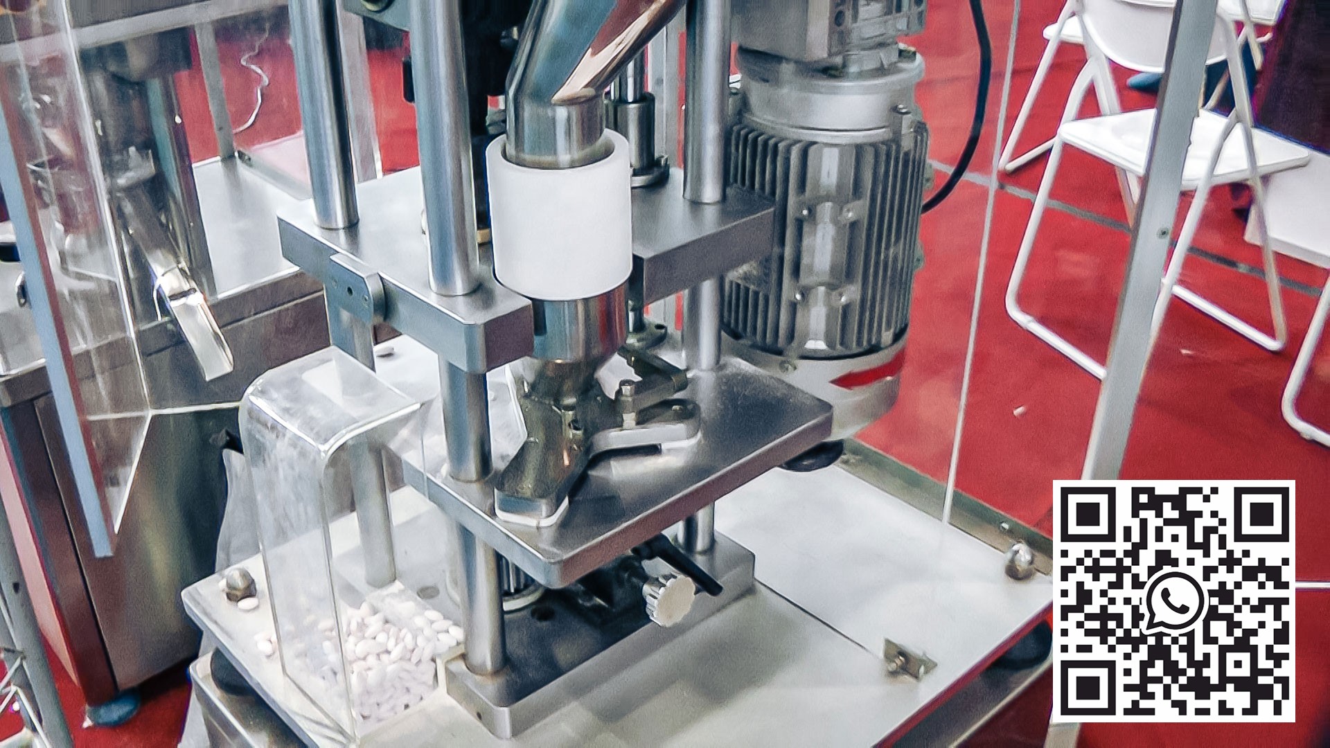 Équipement automatique pour fabriquer des comprimés à l'aide de la presse à comprimés dans la production pharmaceutique