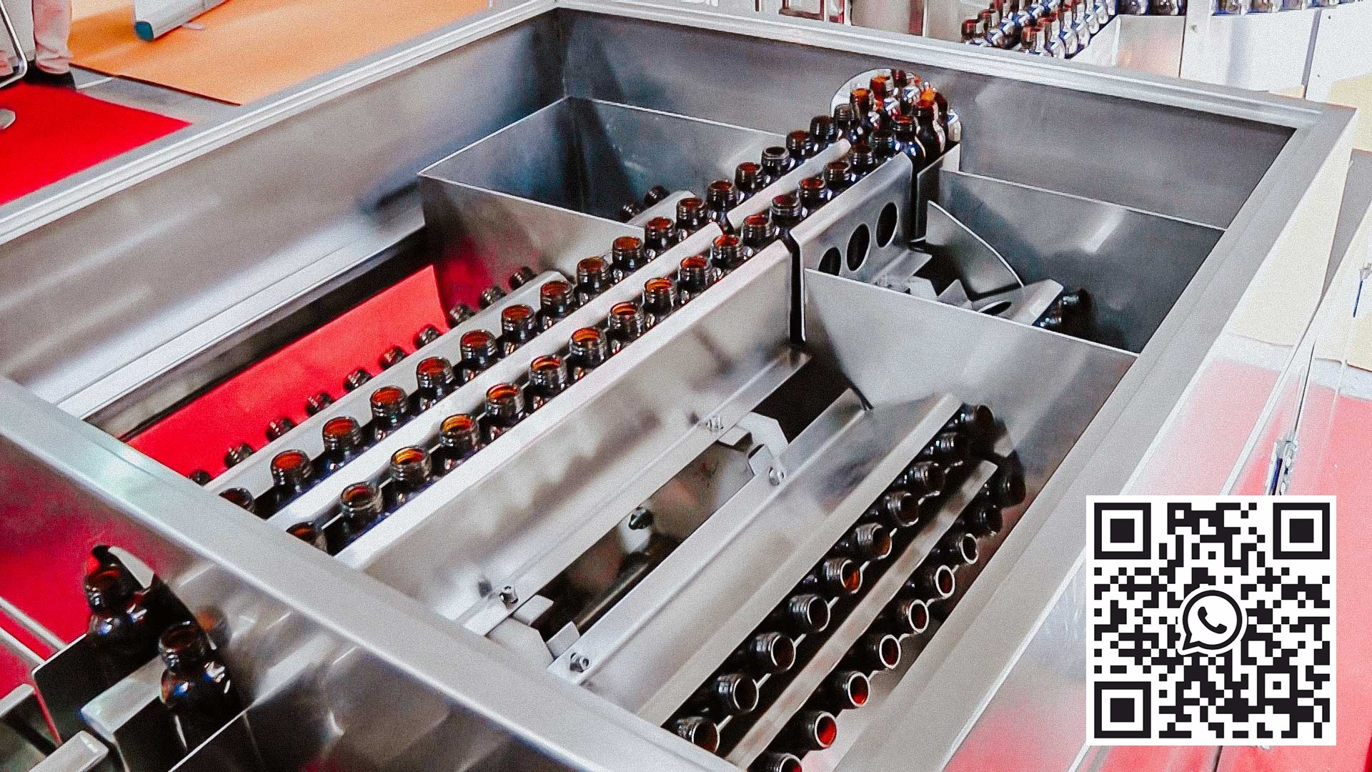 Mesin otomatis untuk mencuci dan membilas botol kaca dengan air untuk bisnis farmasi
