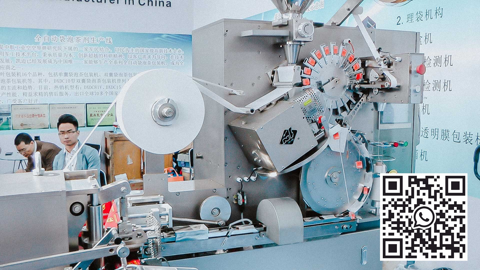 Mesin pengemas teh dari kertas saring dengan label benang dan kertas